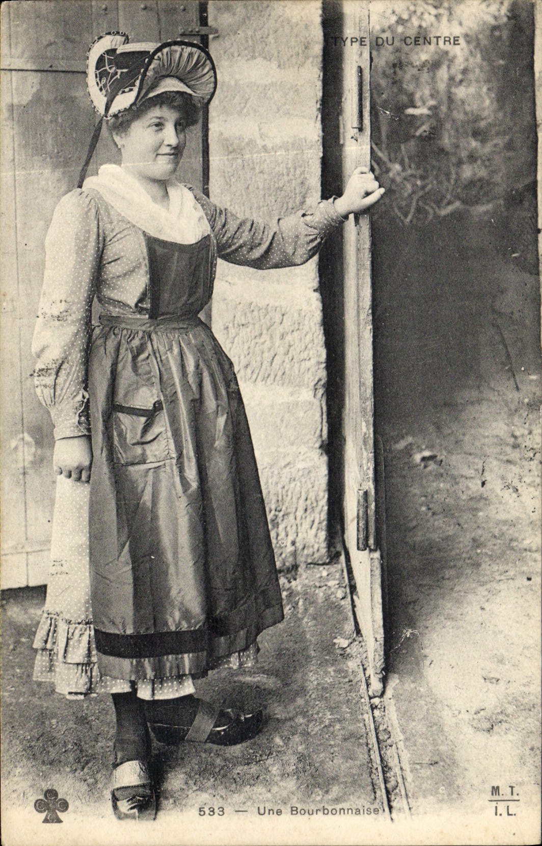 CPA Folklore Une Bourbonnaise