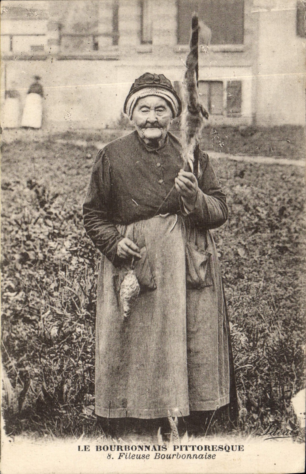CPA Folklore Le Bourbonnais Fileuse bourbonnaise