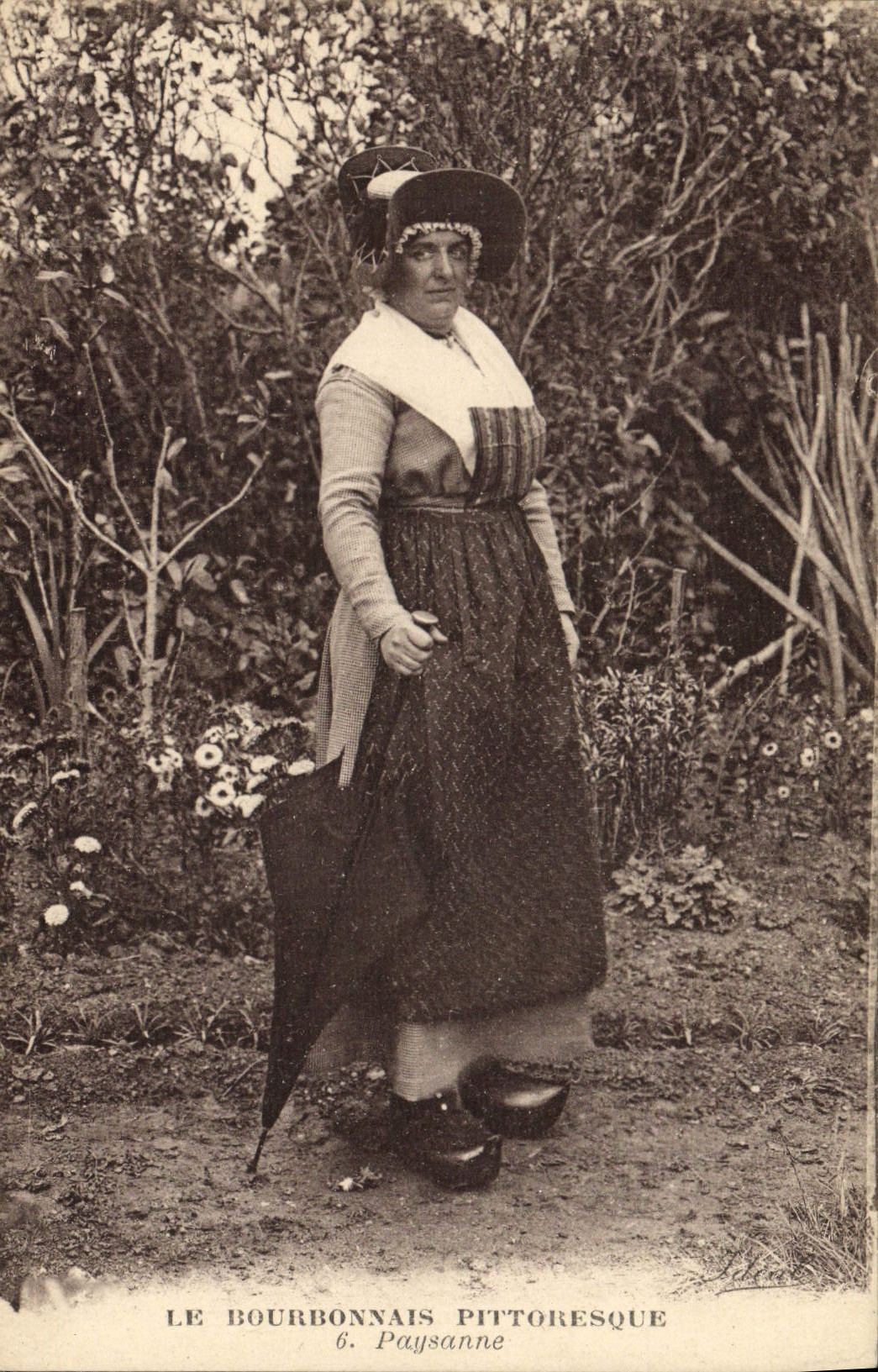 CPA Folklore Bourbonnais Paysanne