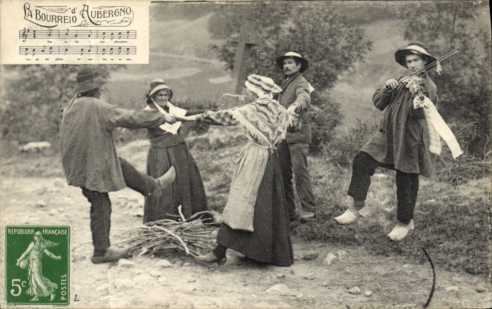 CPA Folklore Auvergne La bourree