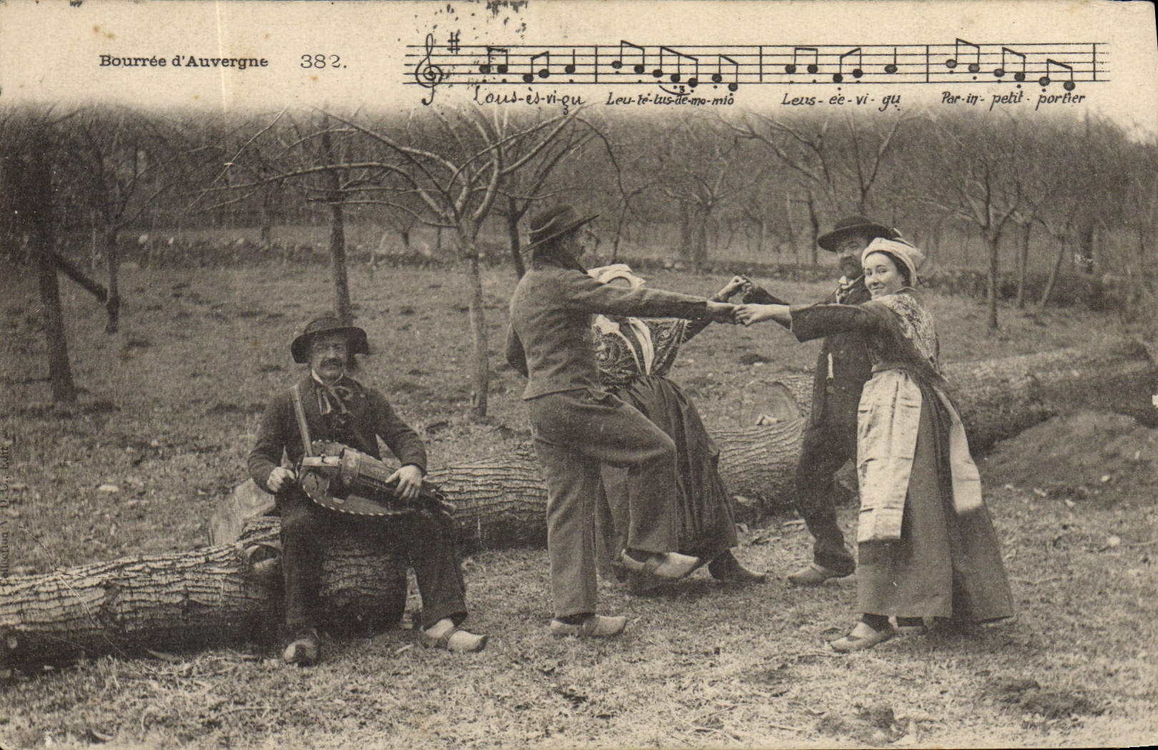 CPA Folklore Auvergne La bourree