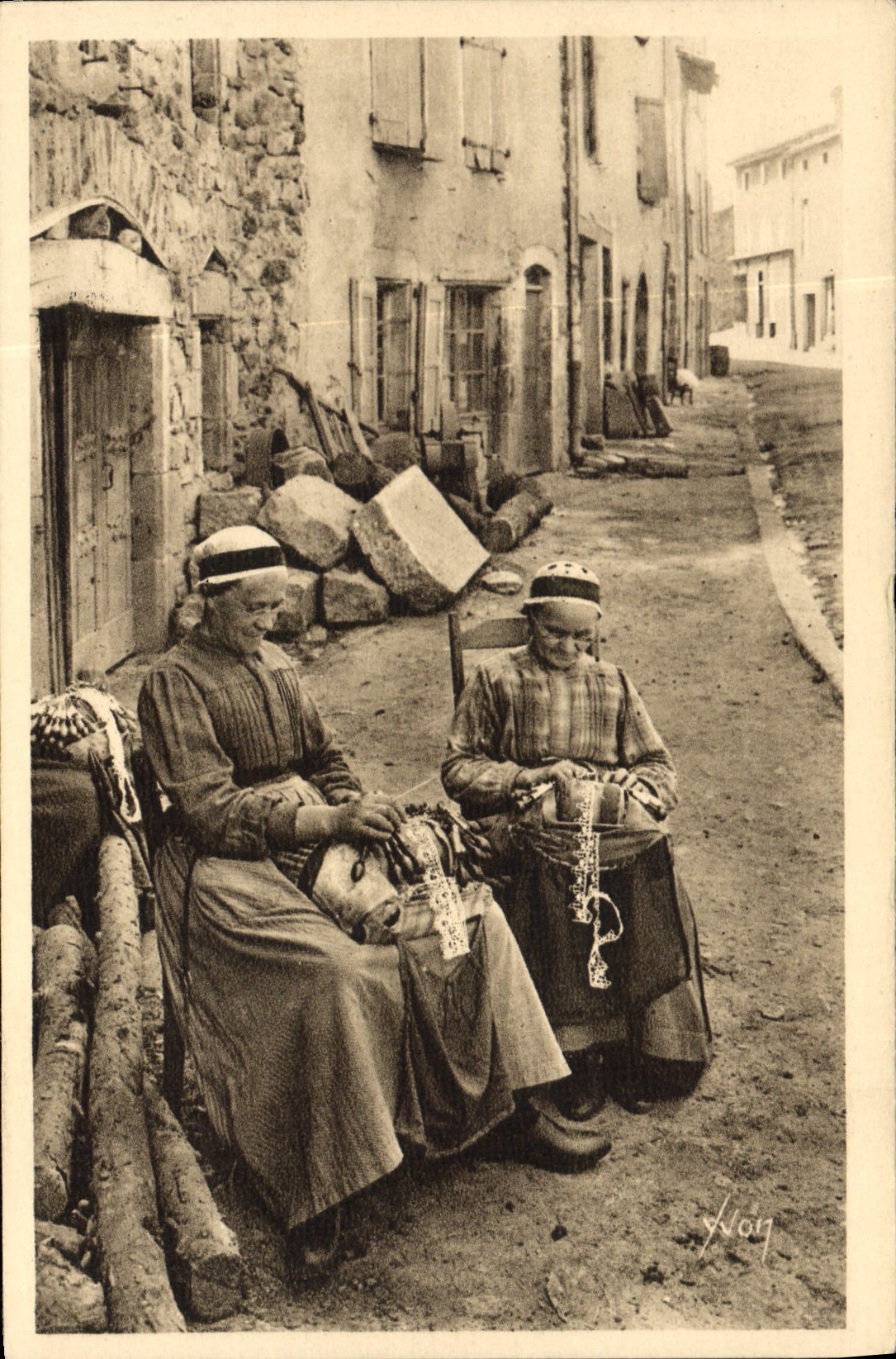 CPA Folklore Auvergne Le Puy Dentellieres de la ville