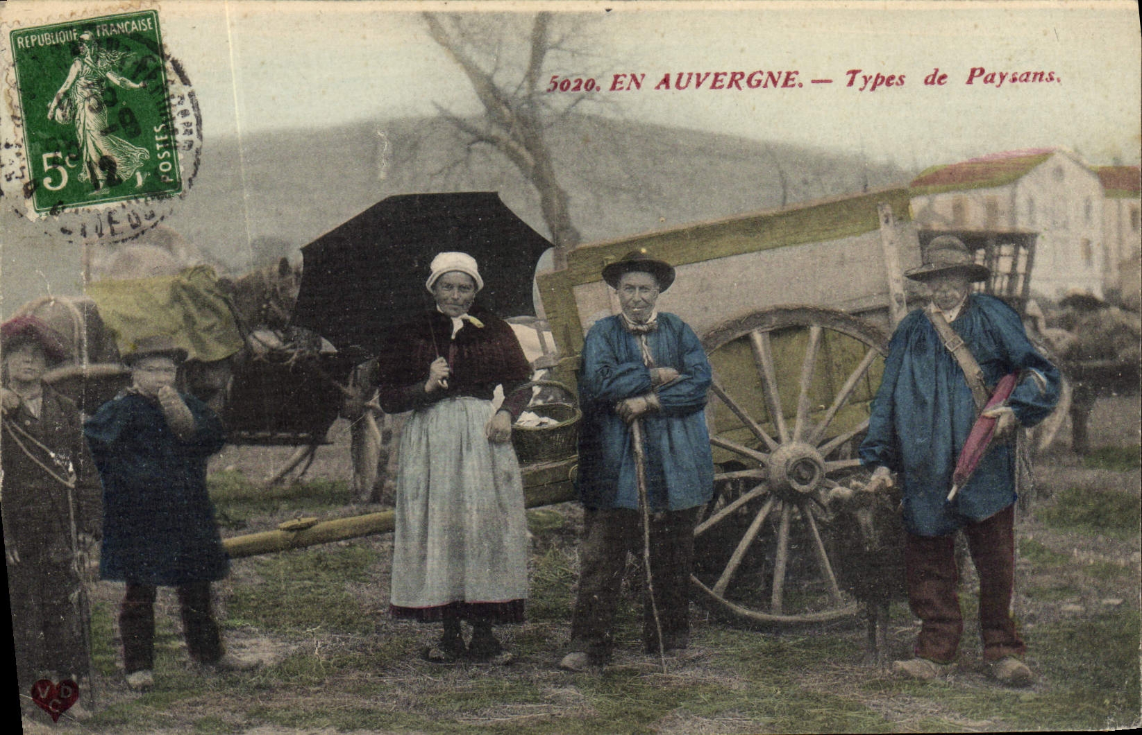 CPA Folklore Auvergne Types de paysans