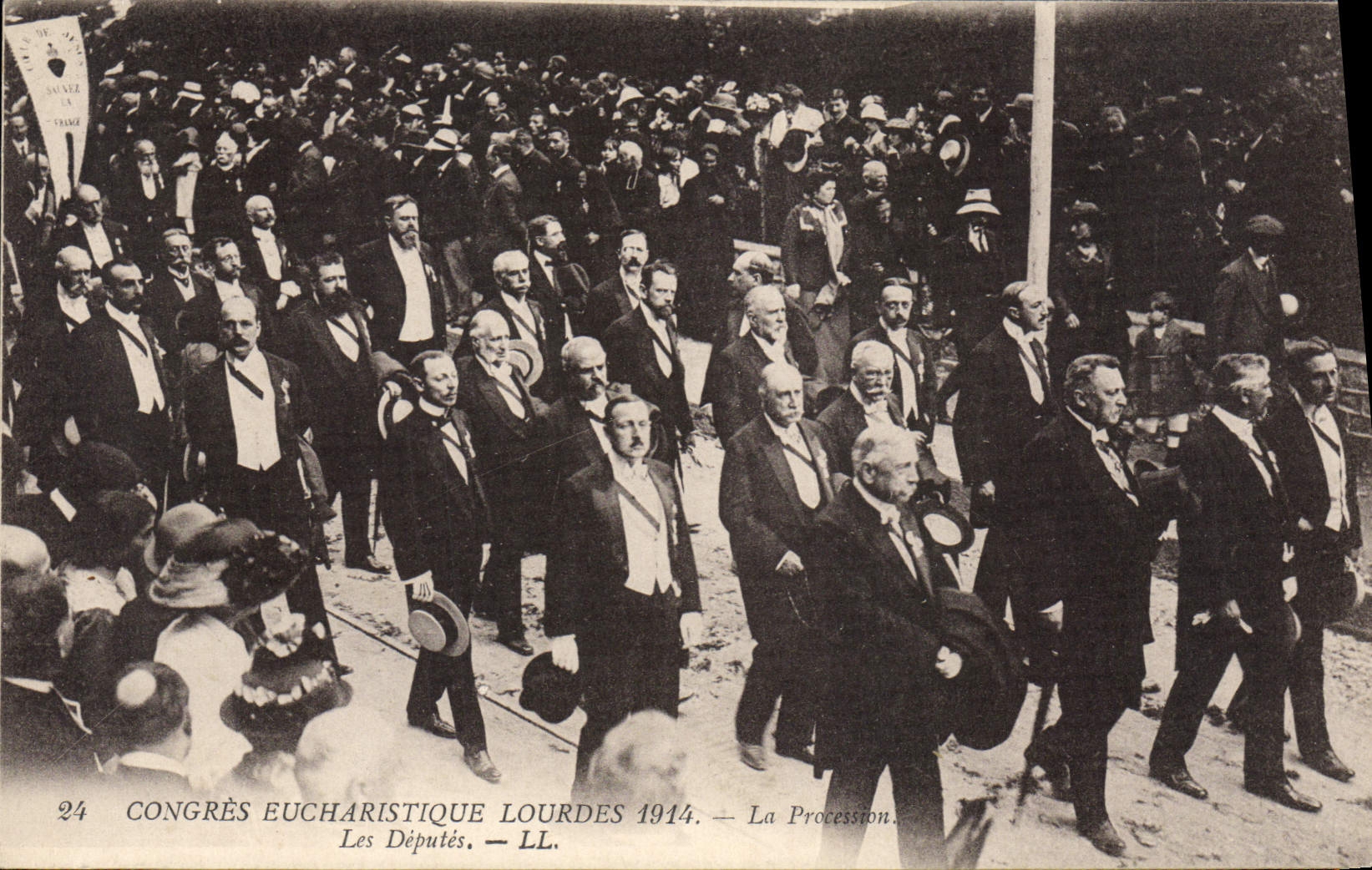 CPA Congres Eucharistique Lourdes 1914 La procession Les deputes