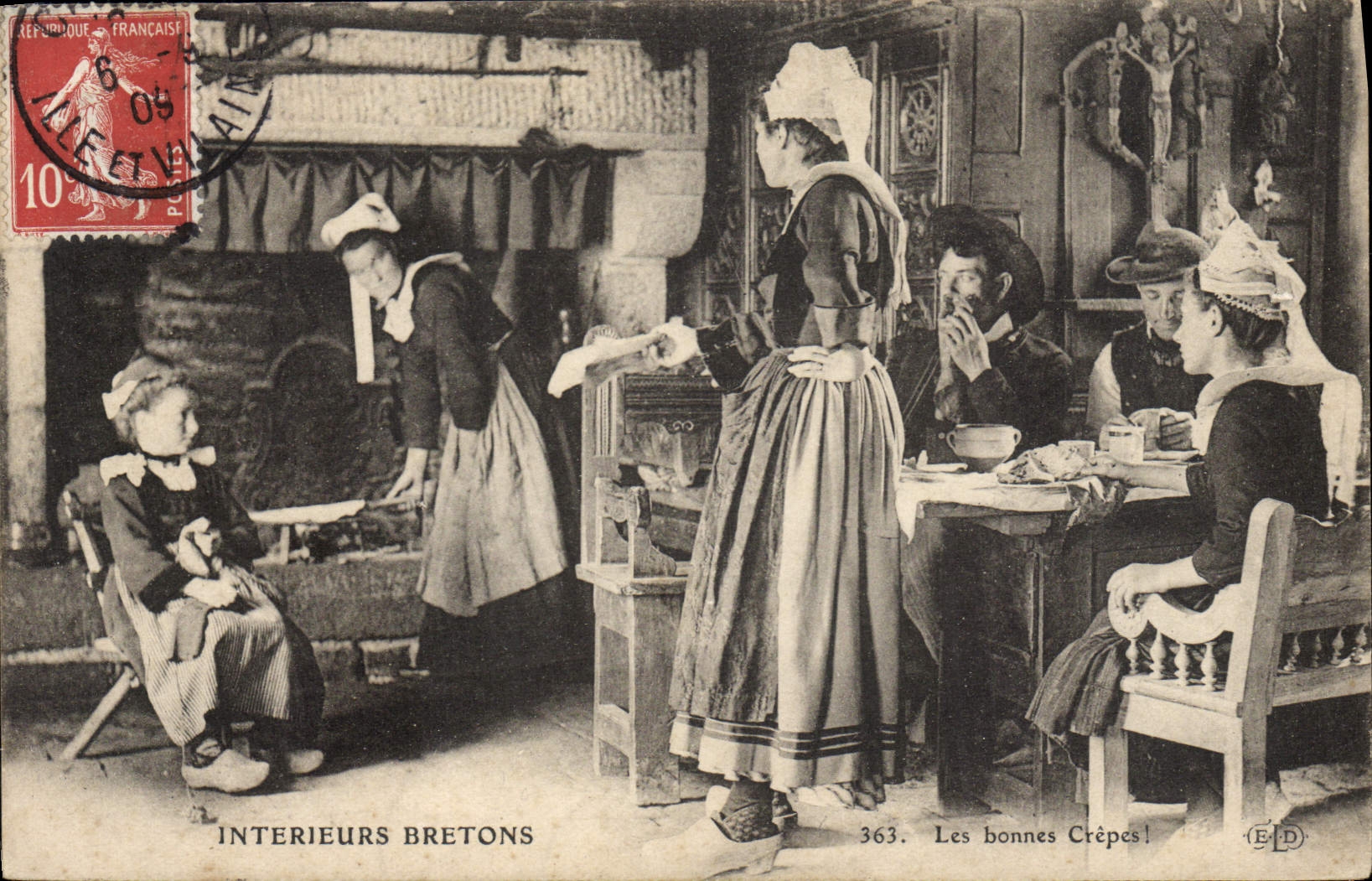 CPA Folklore Interieurs bretons Les bonnes crepes