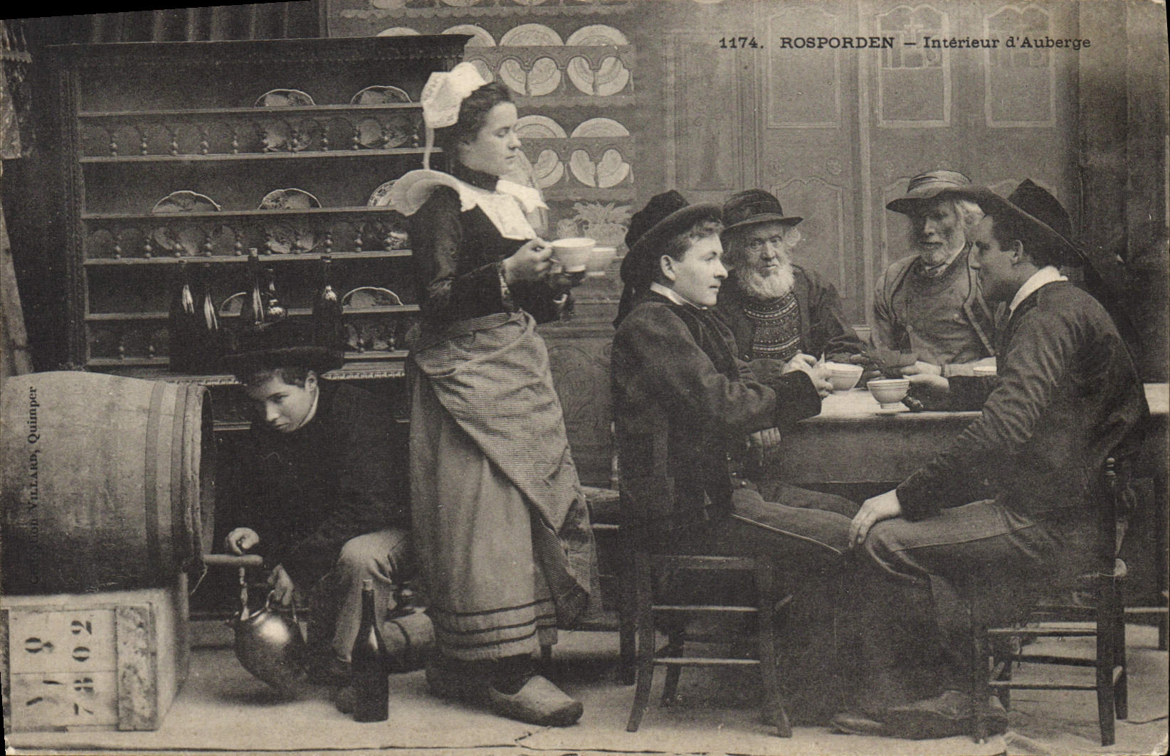 CPA Folklore Rosporden Interieur d'auberge 