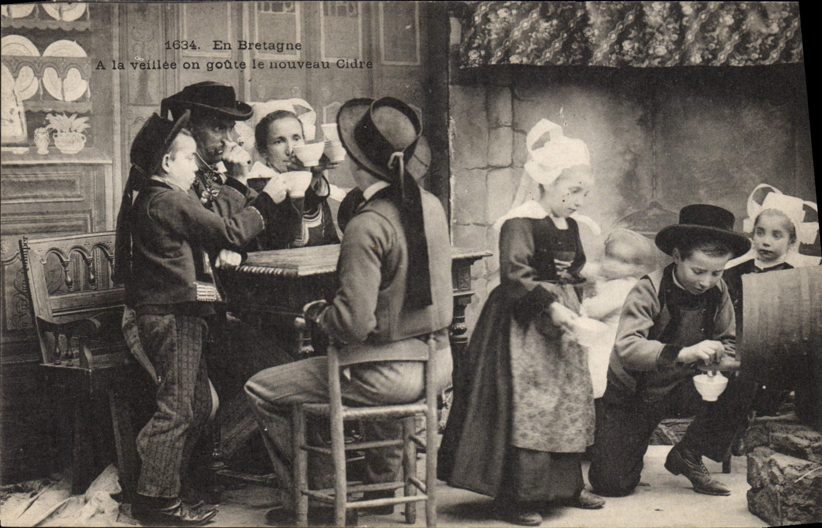 CPA Folklore en Bretagne A la veille on goute le nouveau cidre 