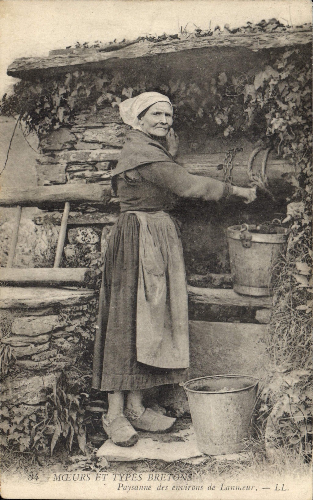 CPA Folklore Bretagne Paysanne des environs de Lanneur 