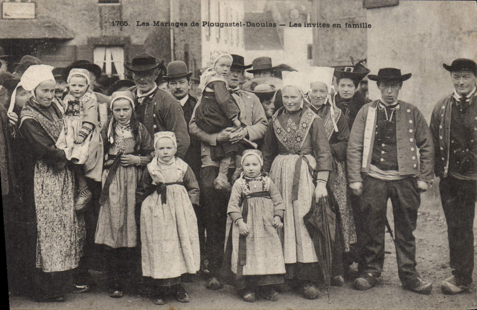 CPA Folklore Les mariages de Plougastel Daoulas Les invites en famille 