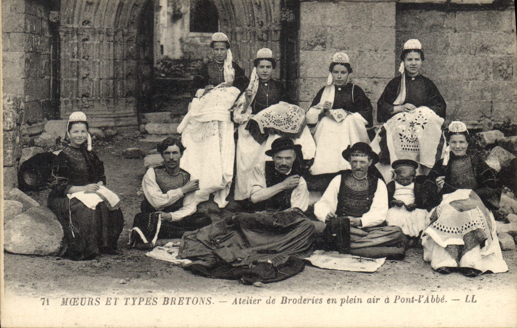 CPA Folklore Atelier de Broderie en plein air a Pont L'Abbe Bretagne 