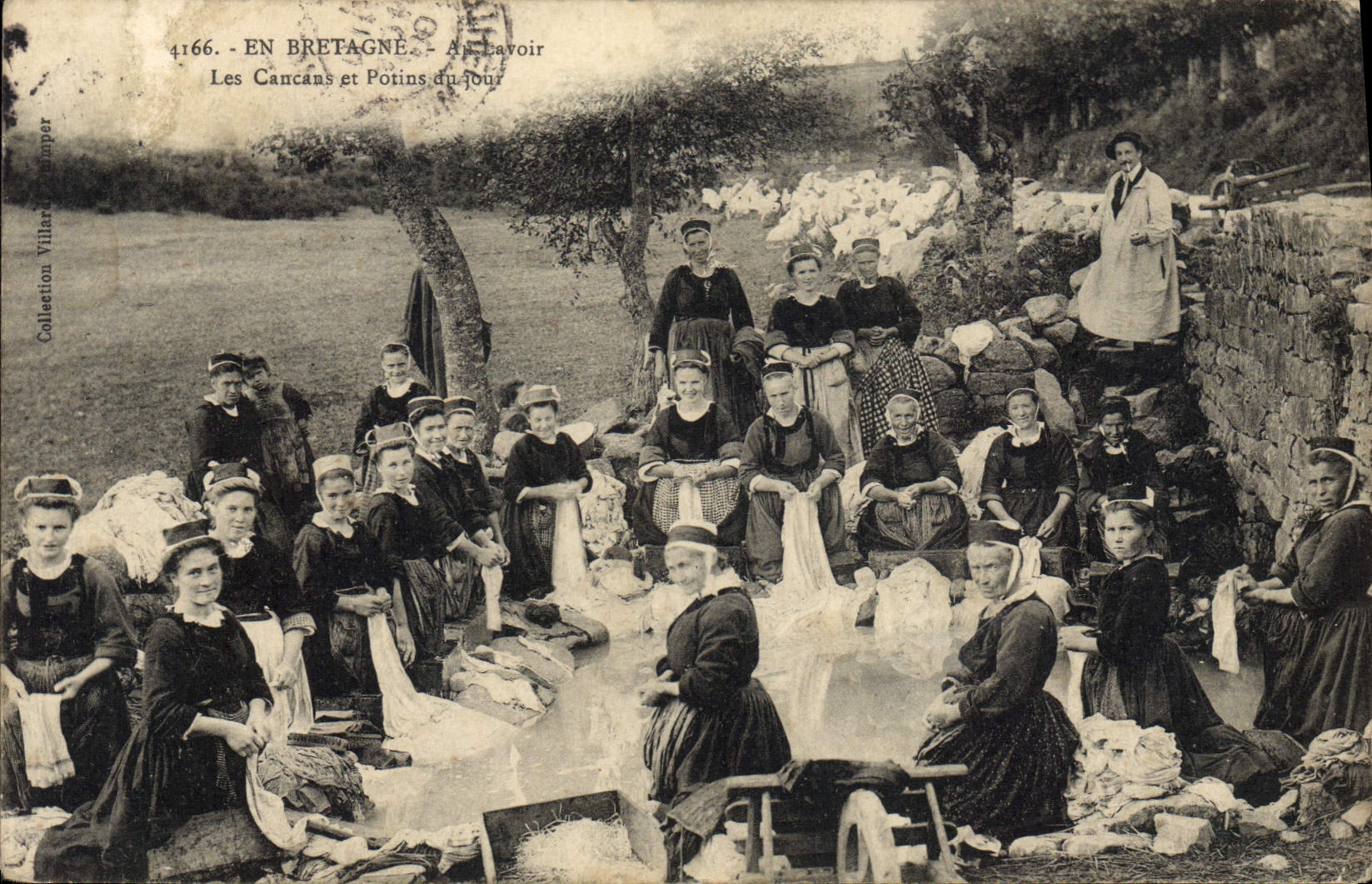 CPA Folklore Bretagne Au lavoir Les cancans et potins du jour TOP