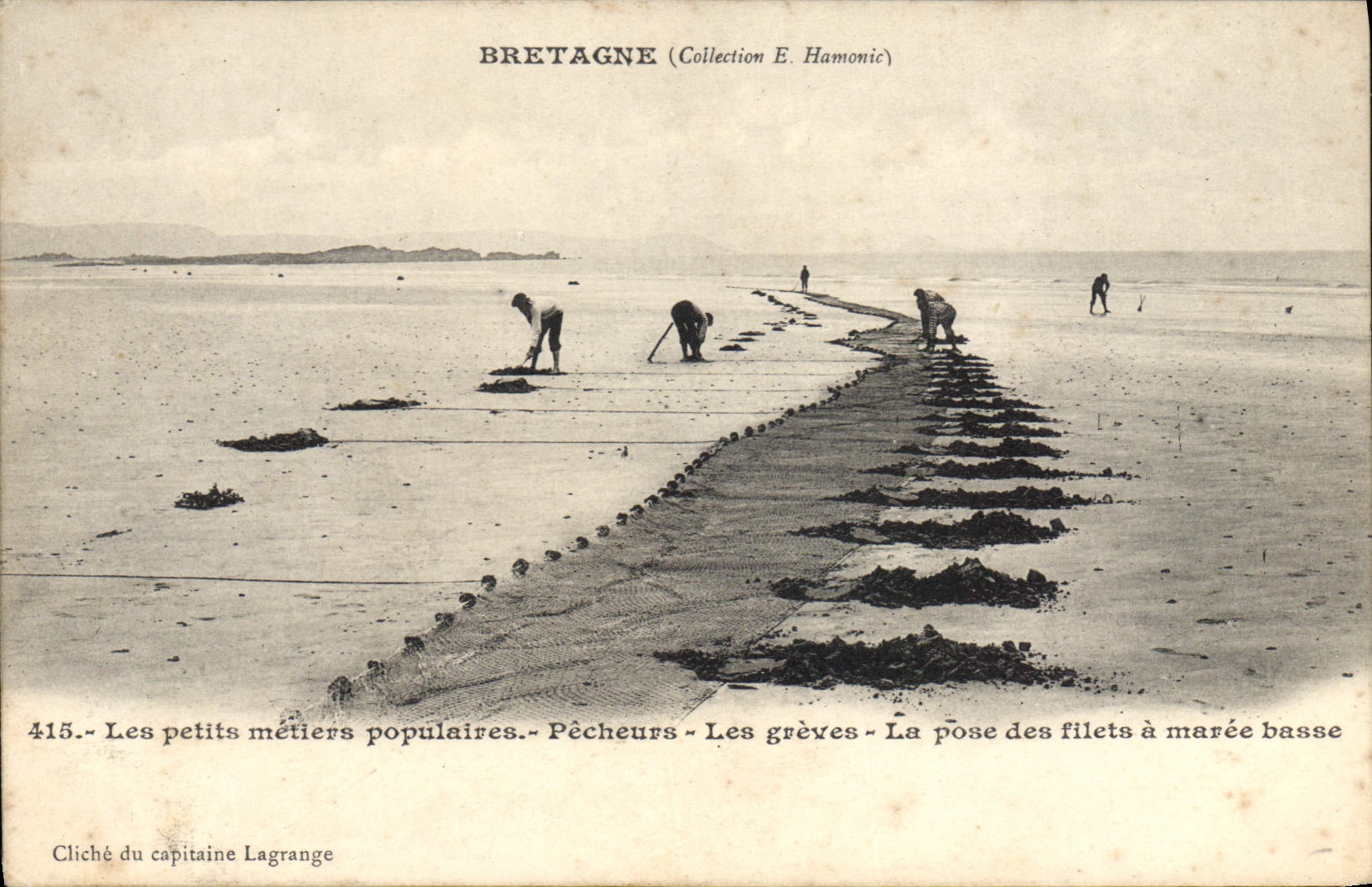 CPA Folklore Les petits metiers populaires Pecheurs Les greves La pose des filets a maree basse