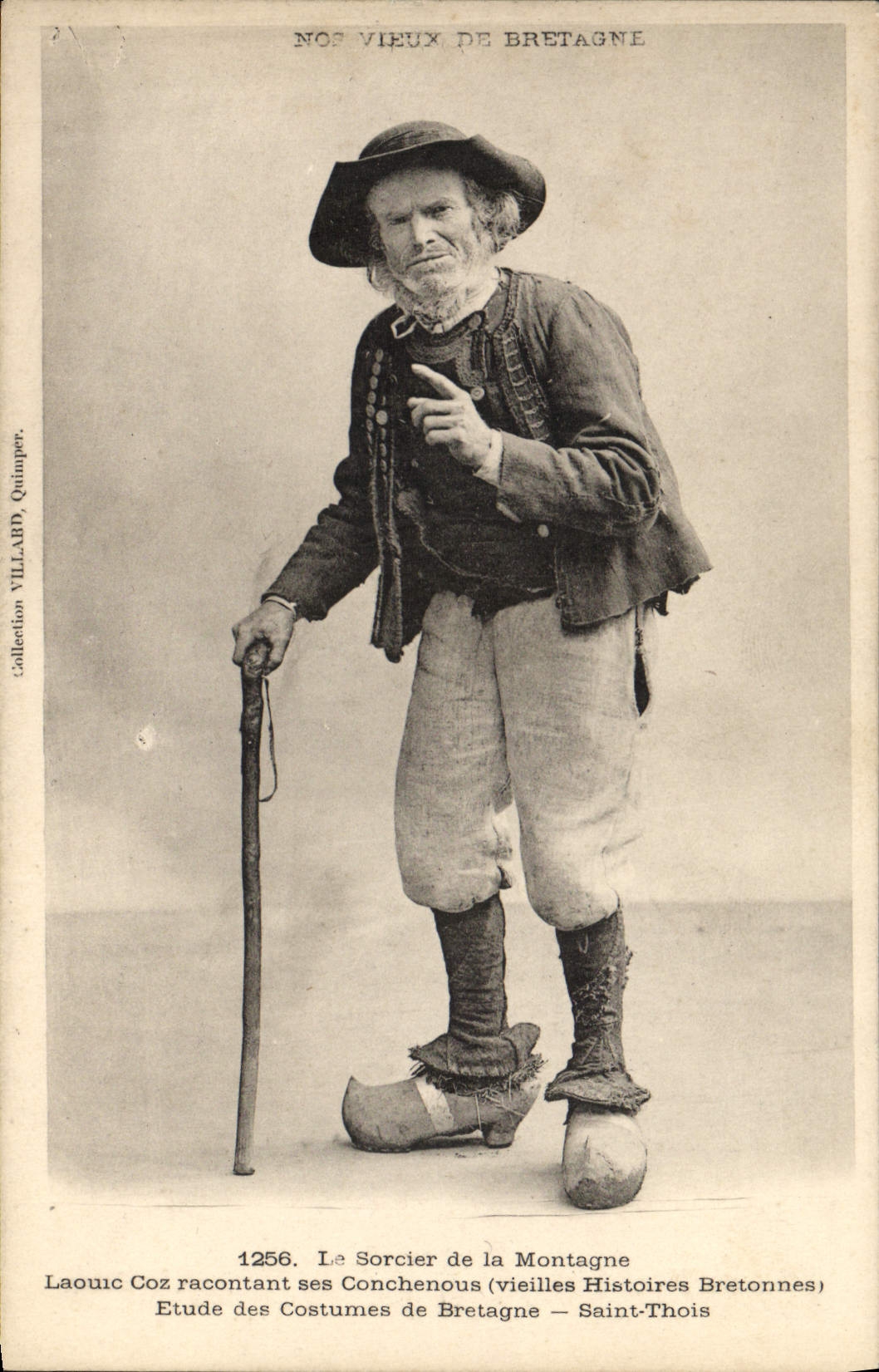 CPA Folklore Vieux de Bretagne Le sorcier de montagne Laouiz Coz racontant ses Conchenous Saint-Thois TOP