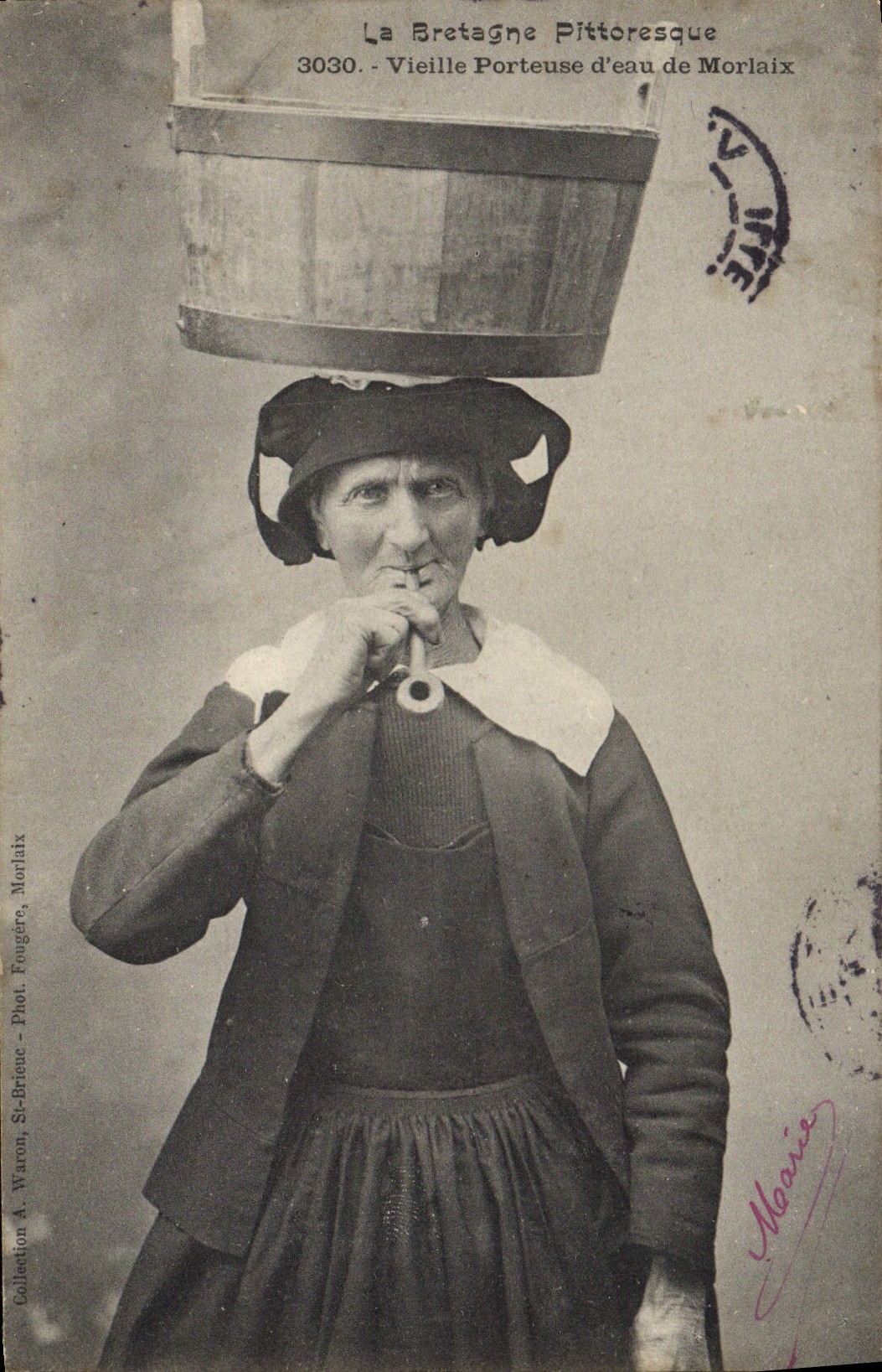 Agua que lleva del viejo folklore de Bretaña de la POSTAL de la VENDIMIA del tabaco del morlaix