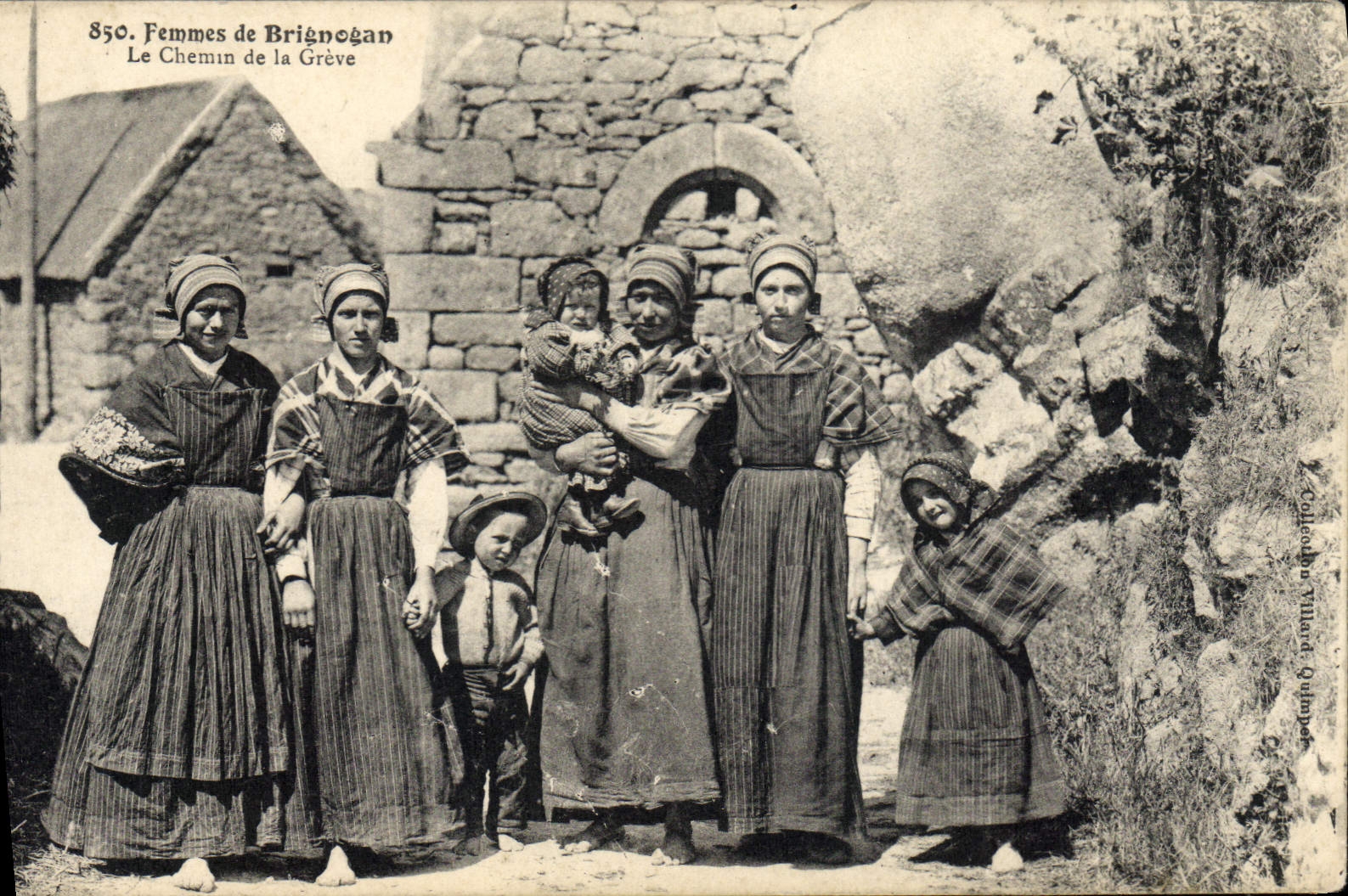 VINTAGE POSTCARD Folklore Women of Brignogan the way of the Strike
