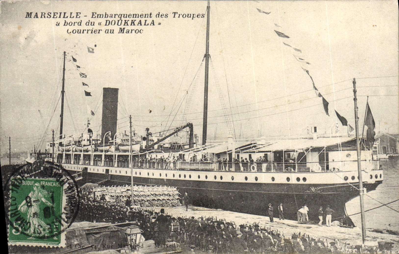 CPA Bateau Paquebot Marseille Embarquement des troupes a bord du Doukkala Courrier du Maroc