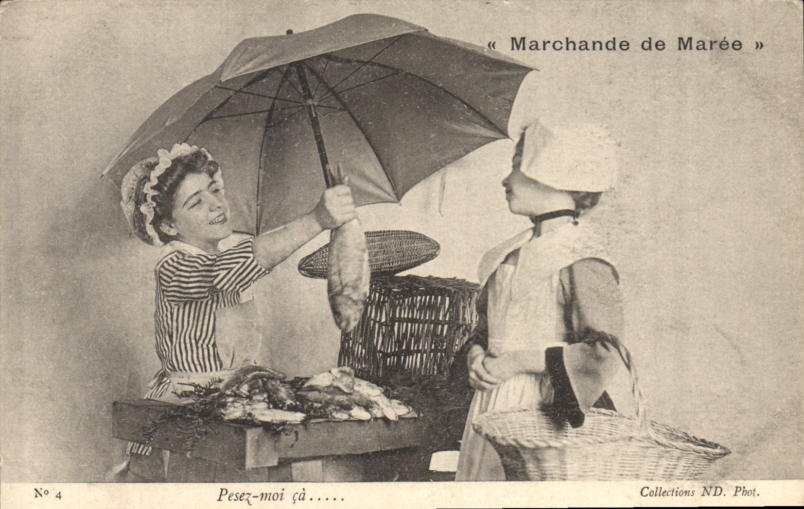 CPA Fantaisie Enfants Marchande de maree Poissons
