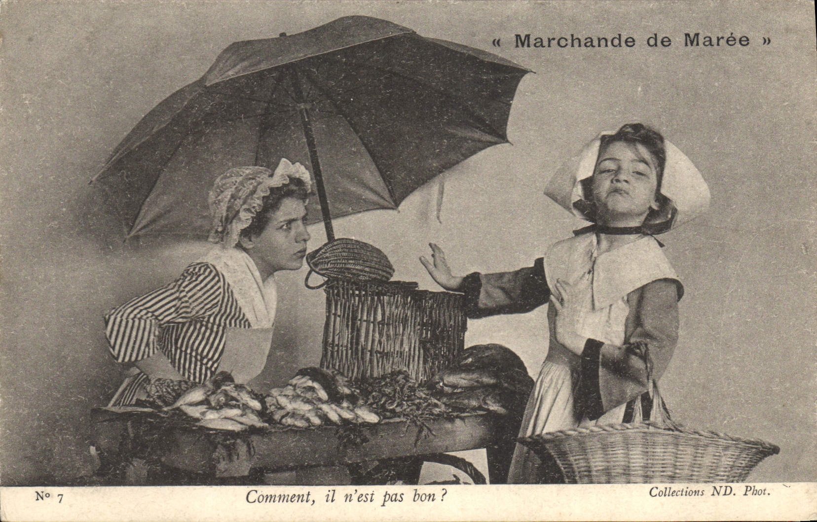 CPA Fantaisie Enfants Marchande de maree Poissons