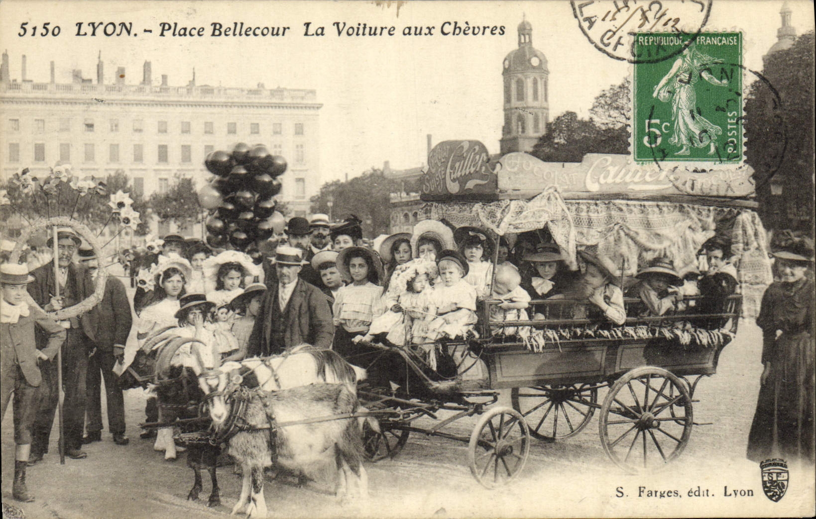 CPA Chevre Lyon Place Bellecour La voiture aux chevres Enfants TOP