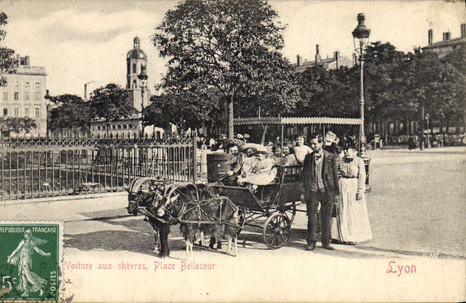 CPA Chevre Lyon Place Bellecour La voiture aux chevres 