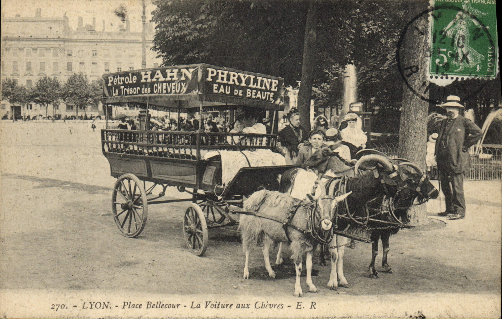 CPA Chevre Lyon Place Bellecour La voiture aux chevres Petrole Hahn Phryline Cheveux Coiffeur TOP