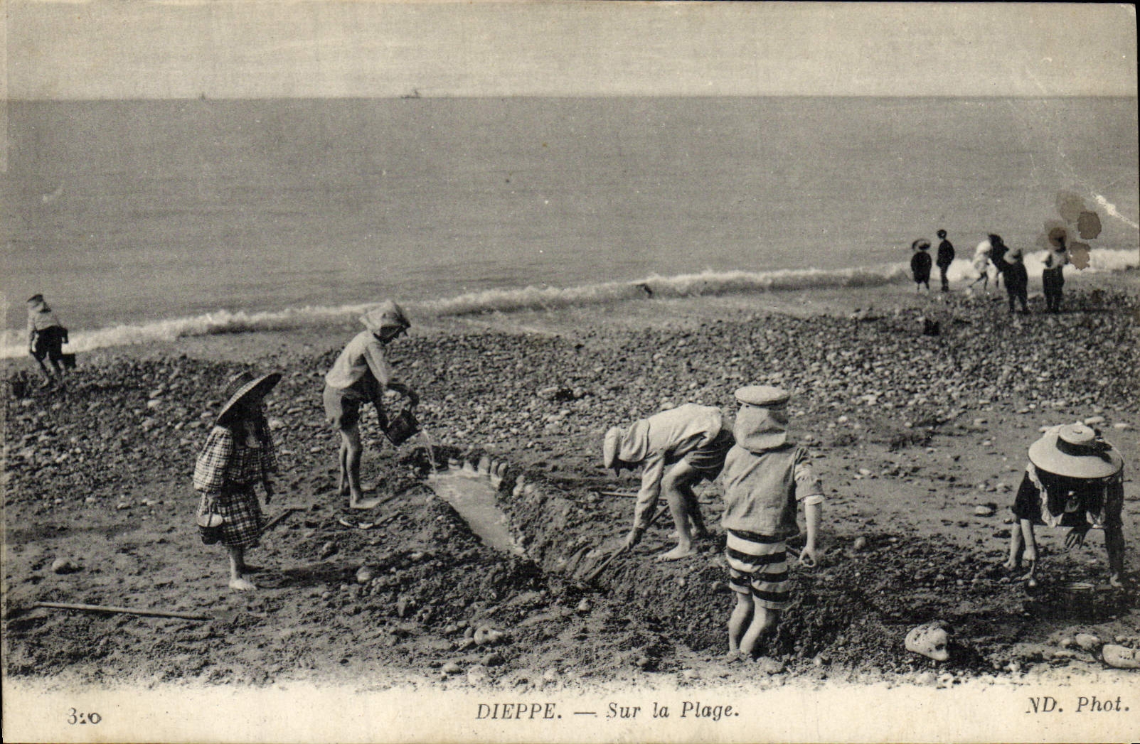 CPA Fantaisie Dieppe sur la plage 