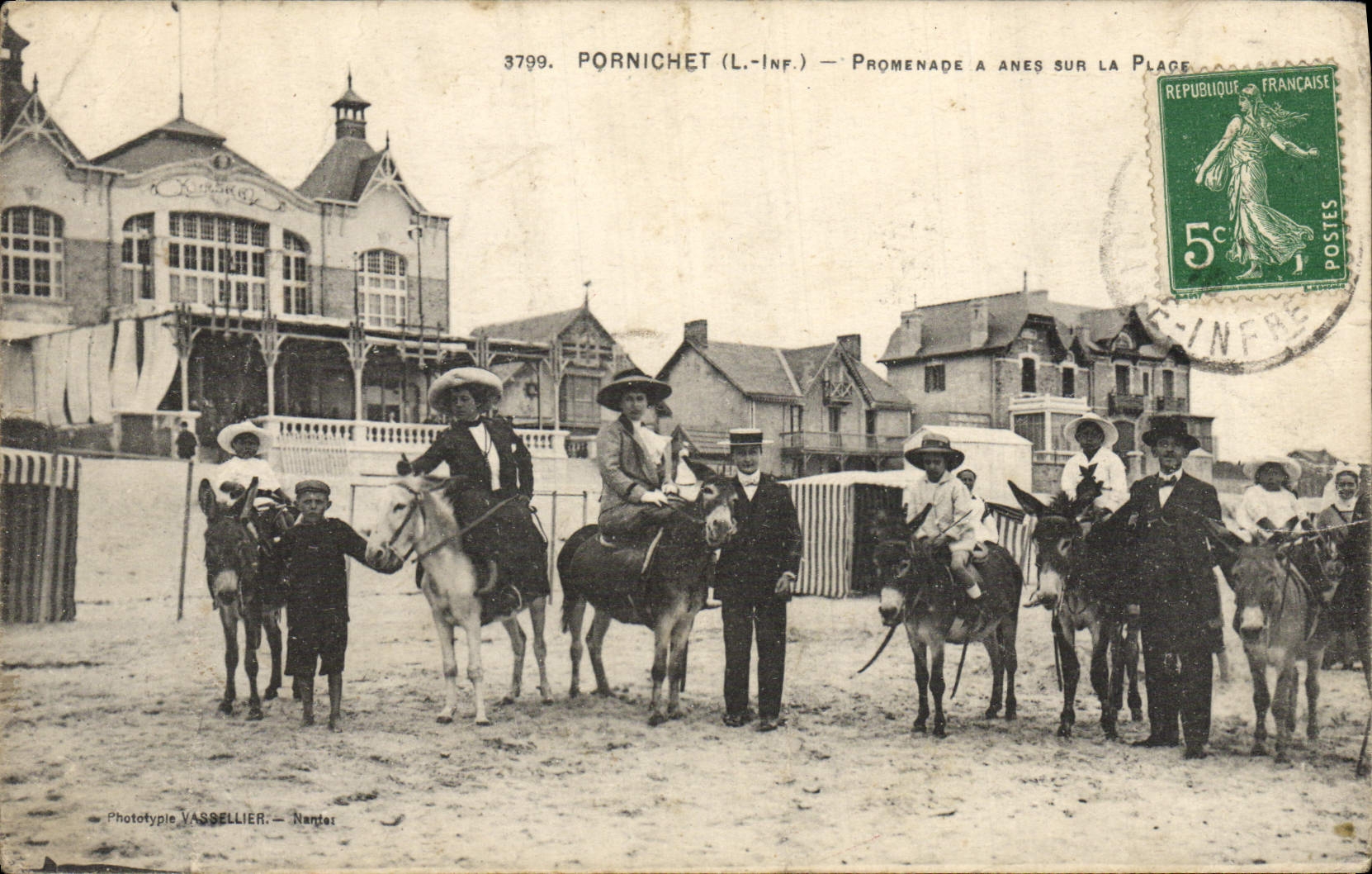 CPA Ane Mule Pornichet Promenade a anes sur la plage 