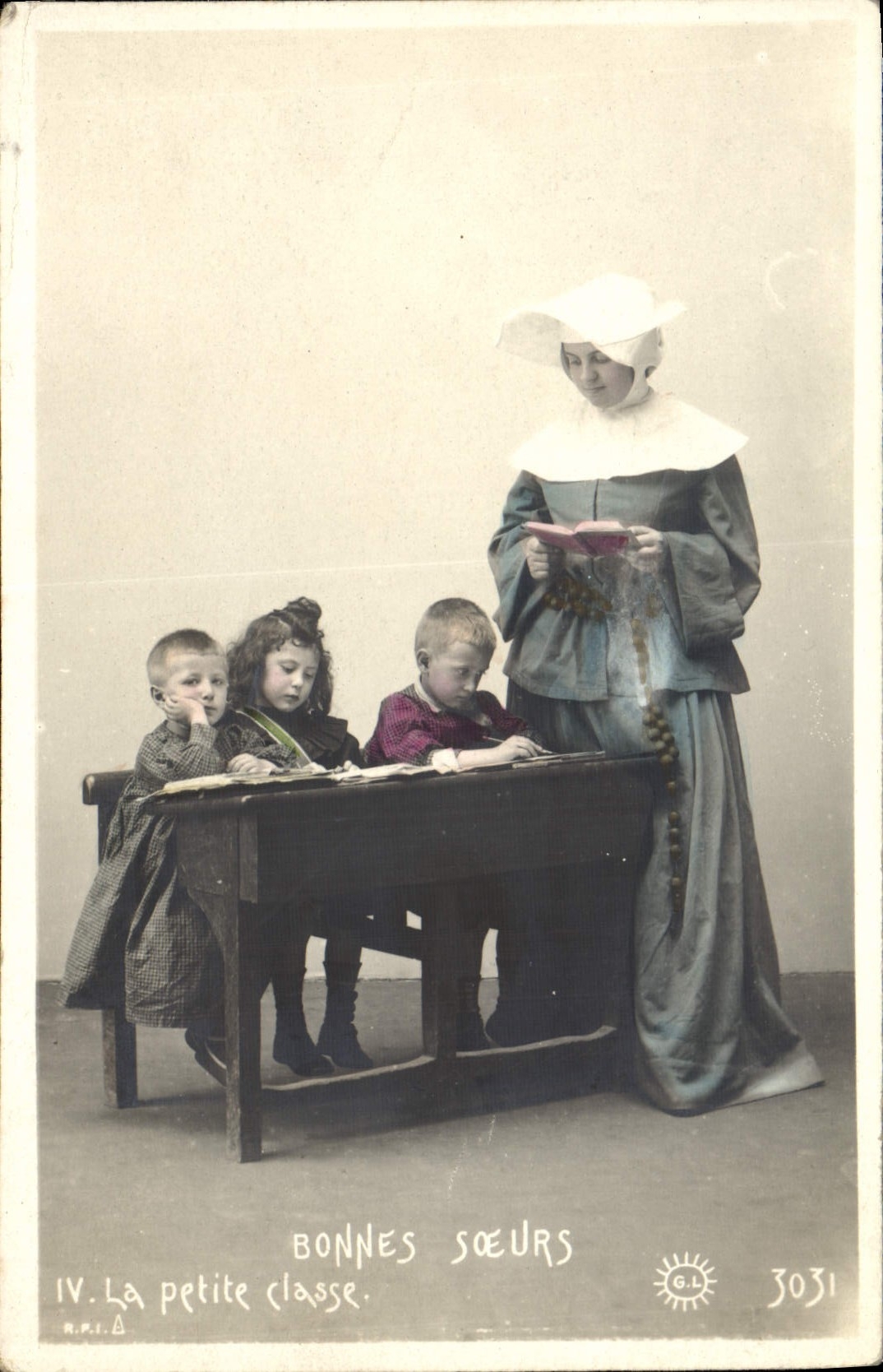 CPA Bonnes soeurs Folklore Femme 