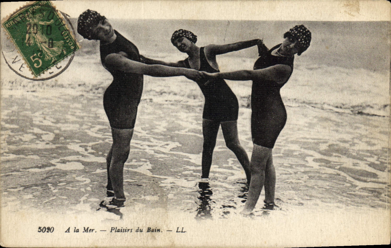 CPA Maillot de Bain Folklore Femme Plaisirs du bain 