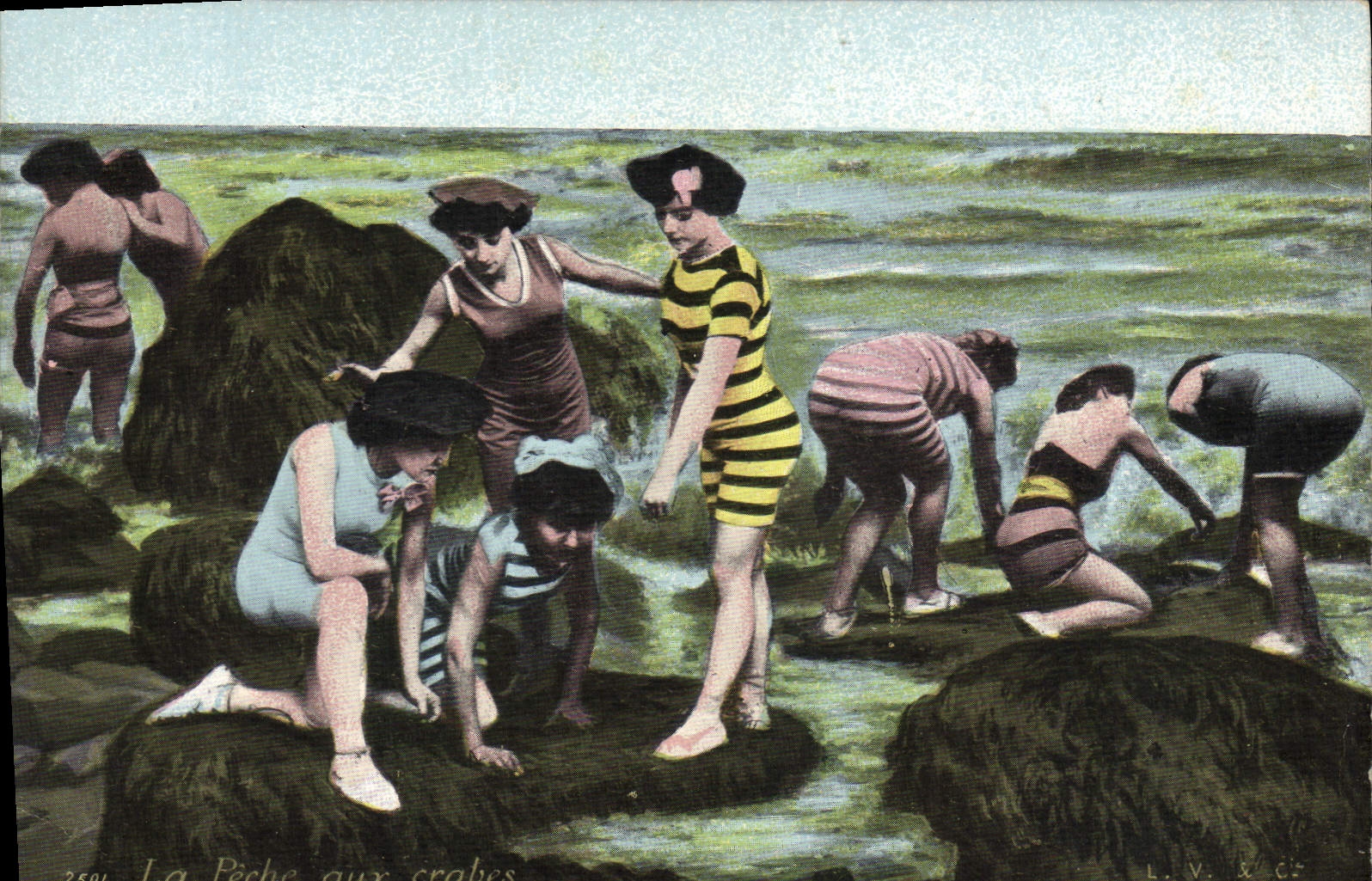 CPA Maillot de Bain Folklore Femme La peche aux crabes