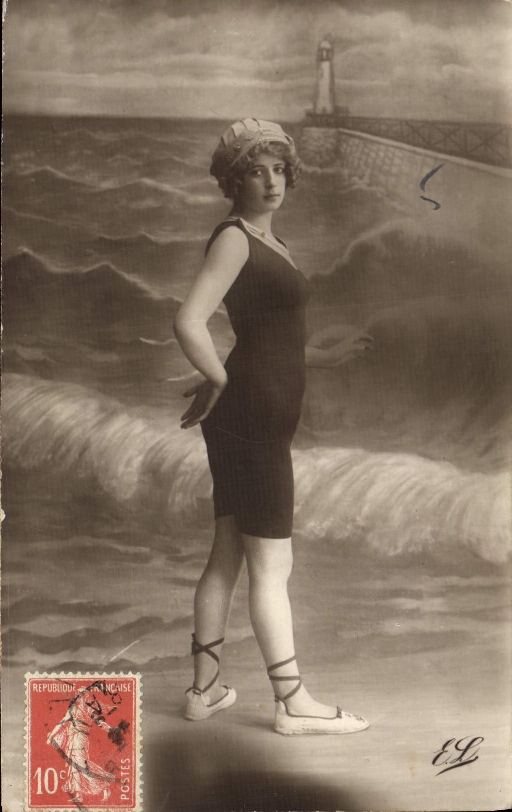 CPA Maillot de Bain Folklore Femme 