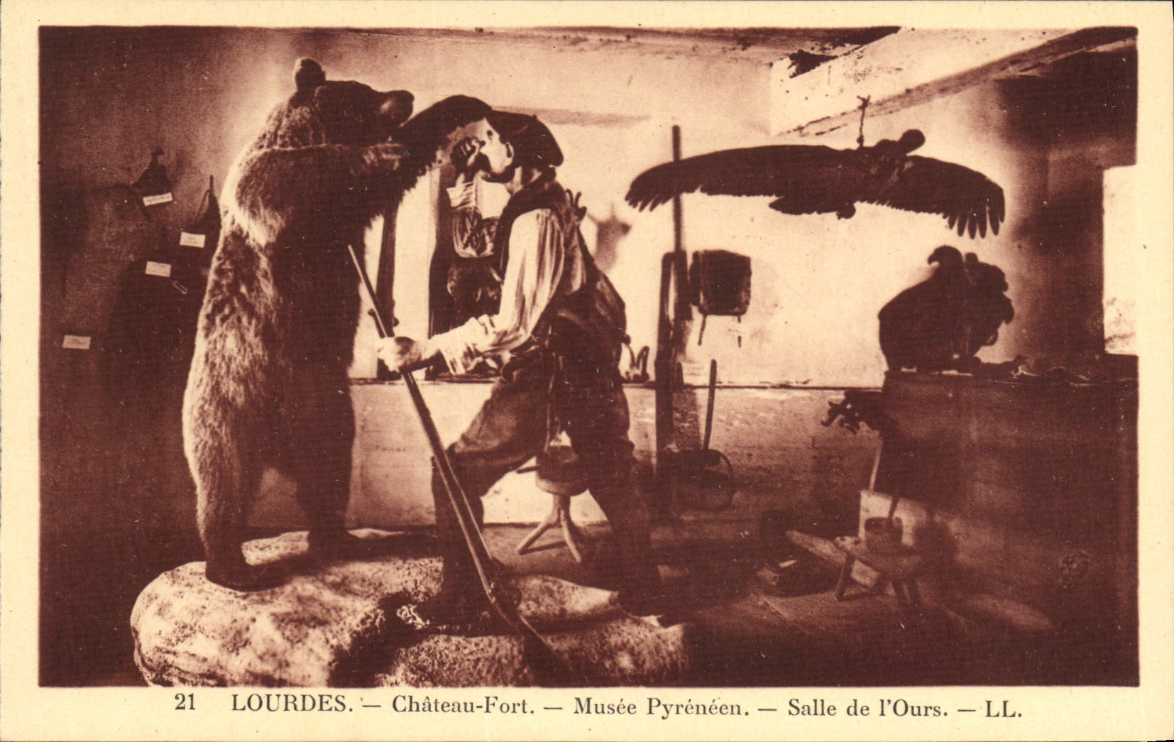 CPA Ours Lourdes Chateau fort Musee pyreneen Salle de l'ours