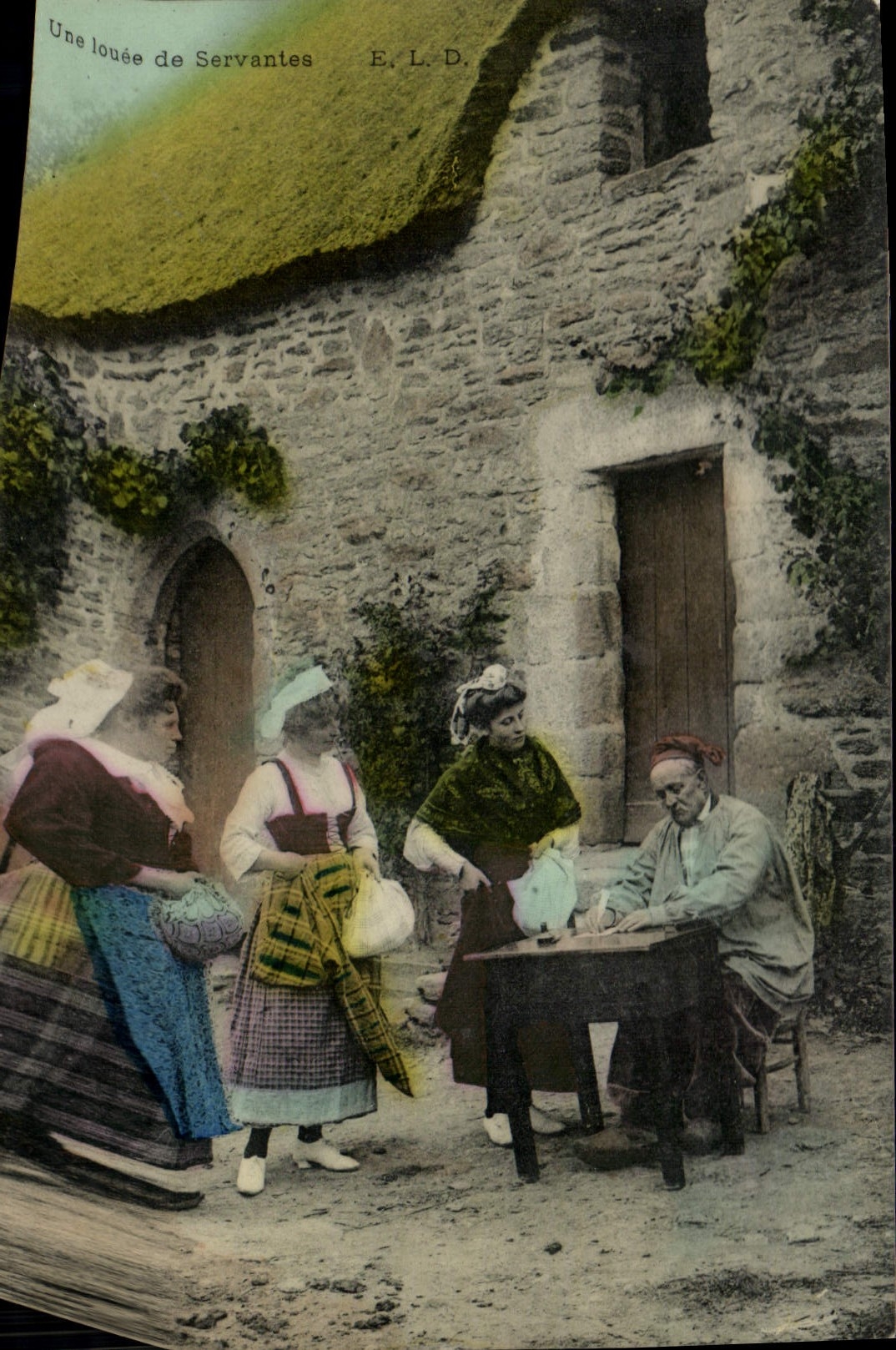 CPA Folklore Une louee de servantes