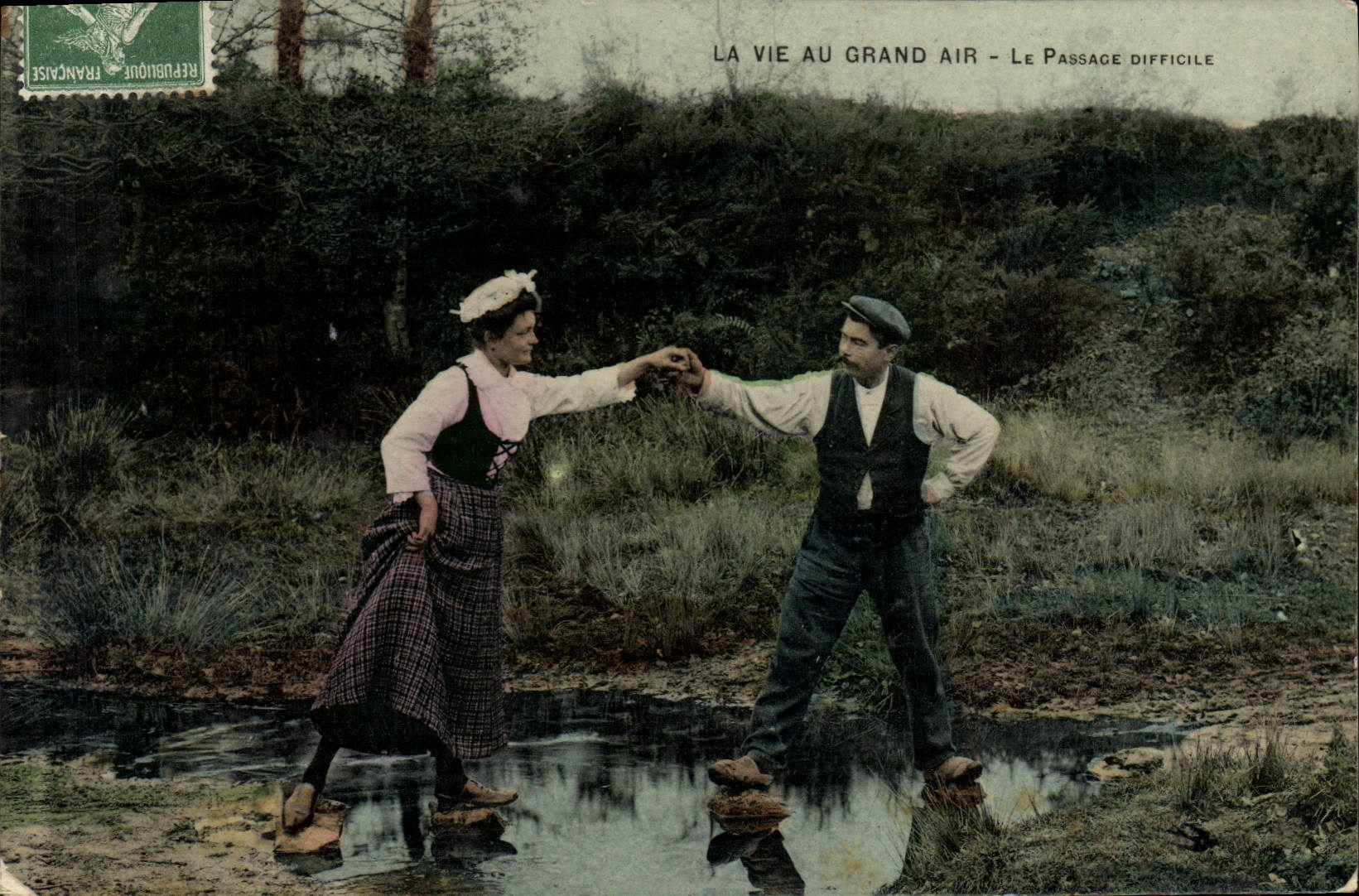 CPA Folklore La vie au grand air Le passage difficile