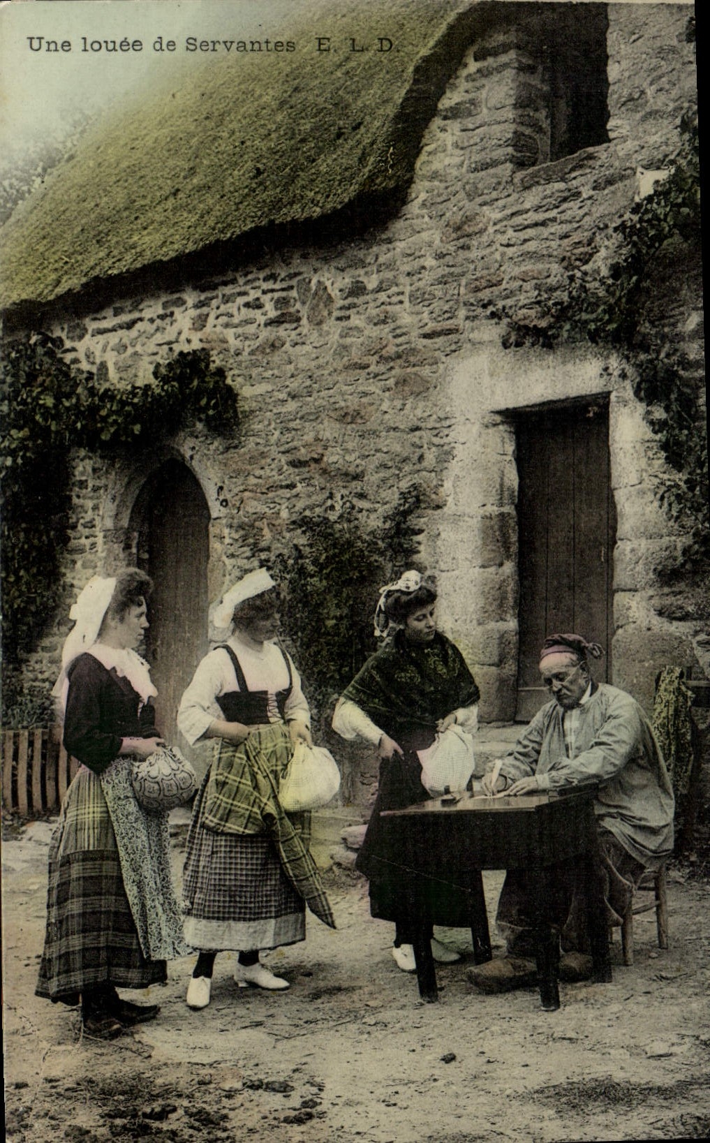 CPA Folklore Une louee de servantes