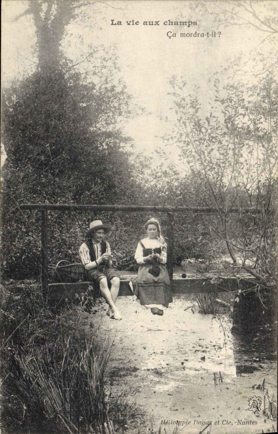 CPA Folklore La vie aux champs Ca mordra t il ?