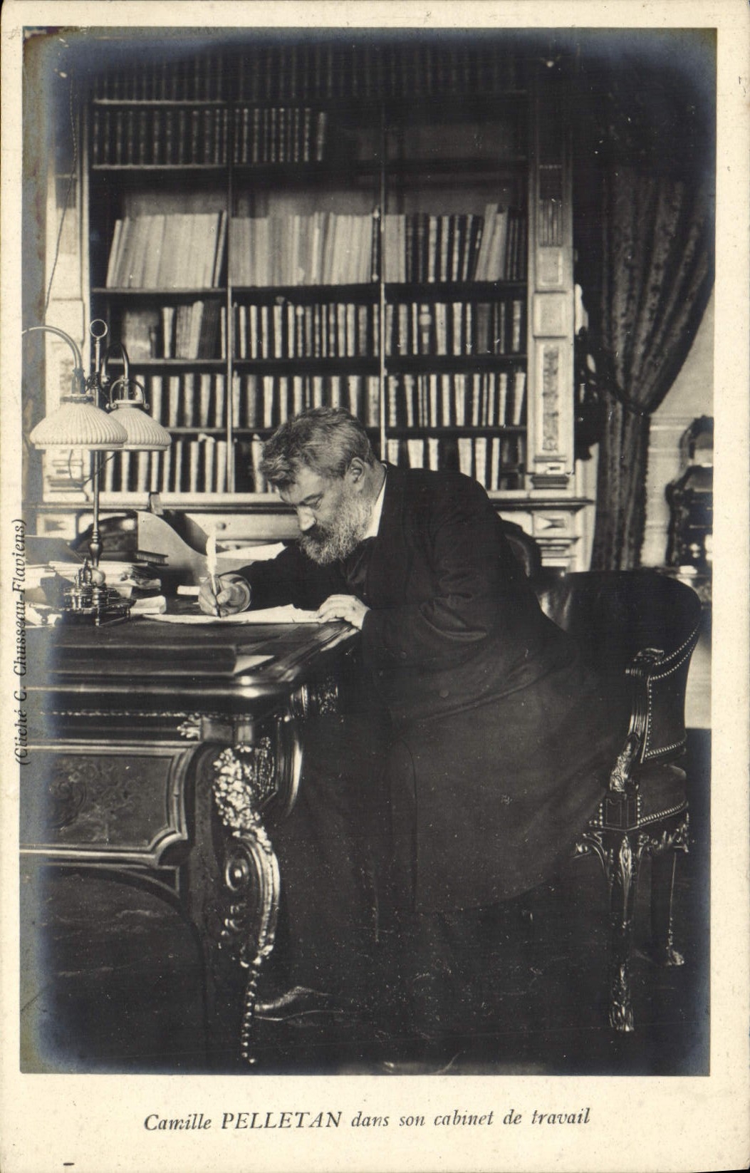 CPA Camille Pelletan dans son cabinet de travail