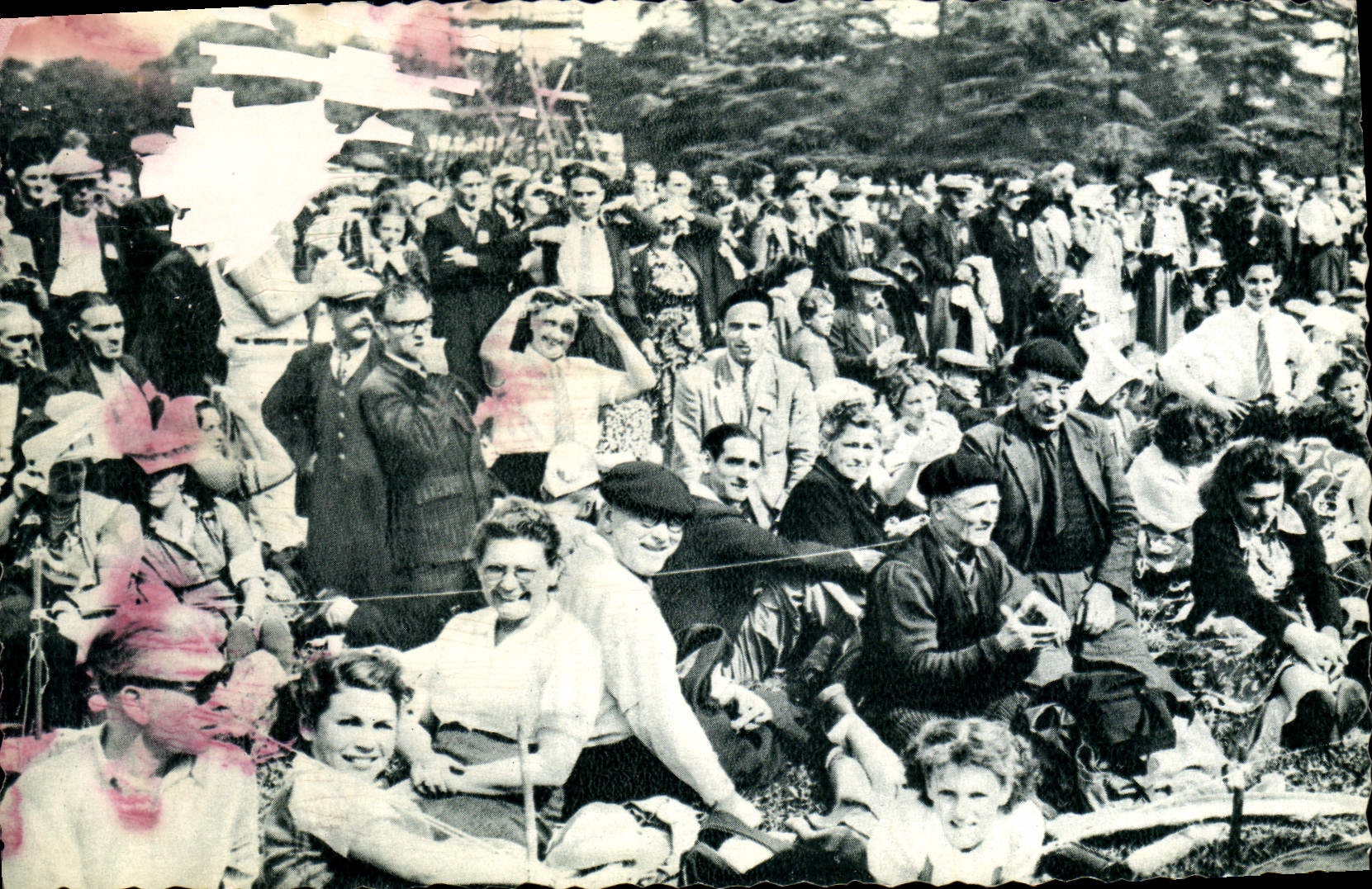 Madera de la POSTAL de la VENDIMIA de Vincennes el festival de la humanidad una esquina del césped comunista grande