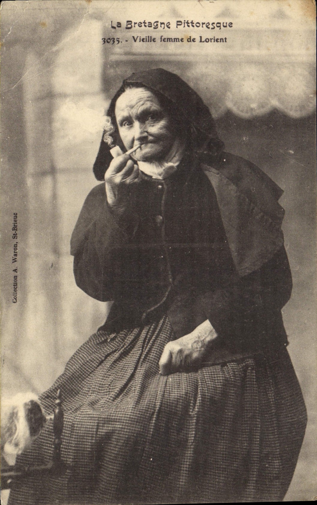 CPA Folklore Tabac Bretagne Vieille femme de Lorient