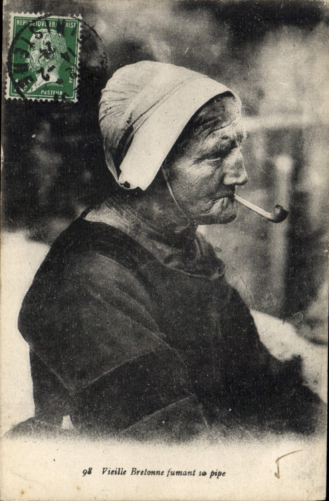 CPA Folklore Tabac Vieille femme fumant sa pipe 