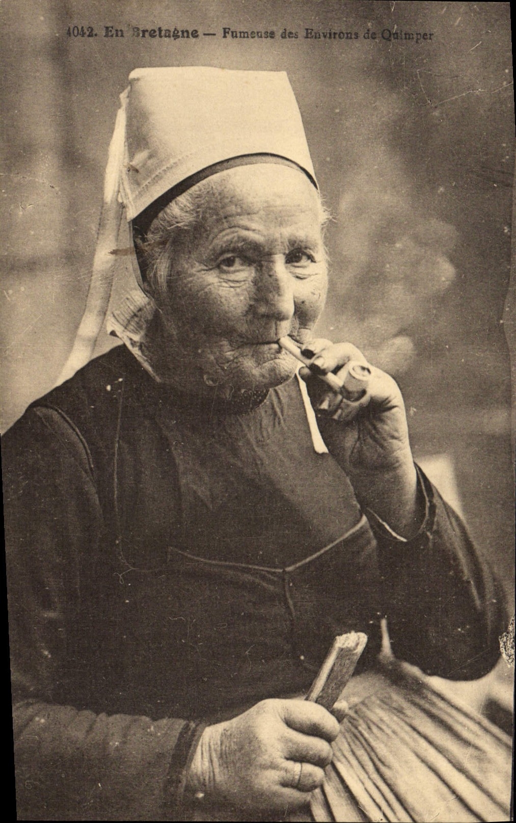 CPA Folklore Tabac Bretagne Fumeuse des environs de Quimper 