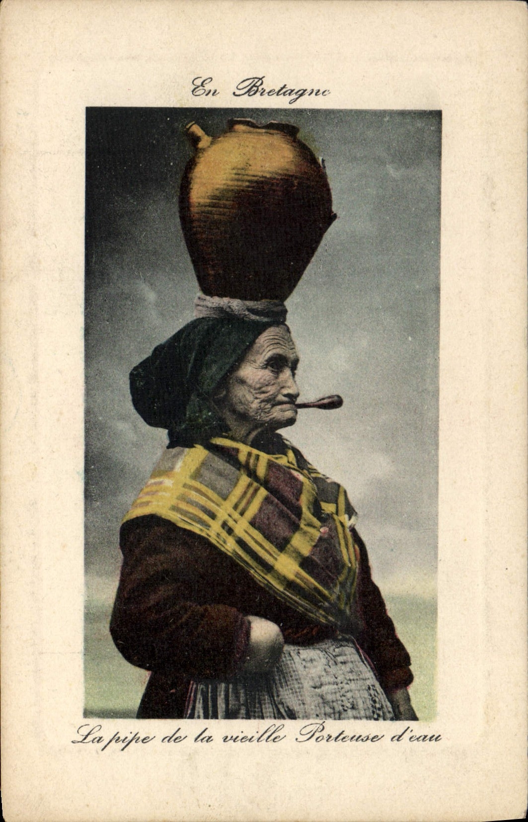 CPA Folklore Tabac Bretagne La pipe de la vieille porteuse d'eau