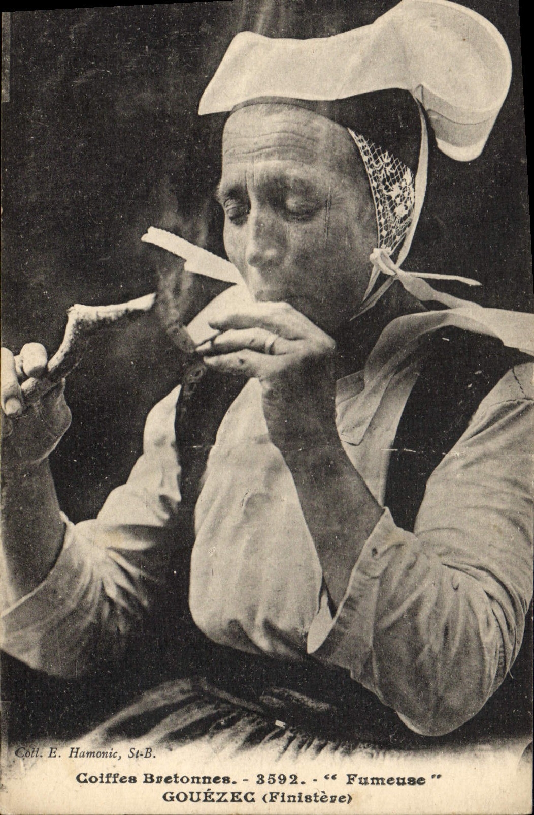 CPA Folklore Tabac Fumeuse Gouezec 
