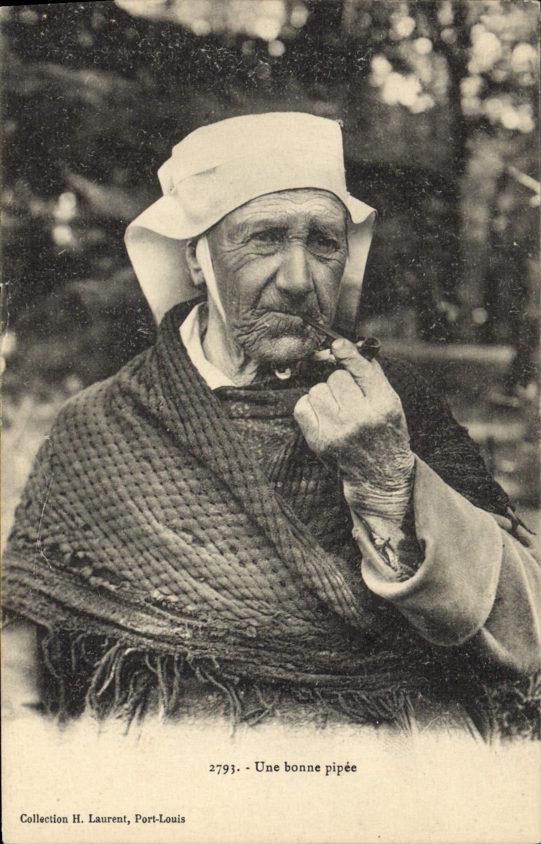 CPA Folklore Tabac Une bonne pipee