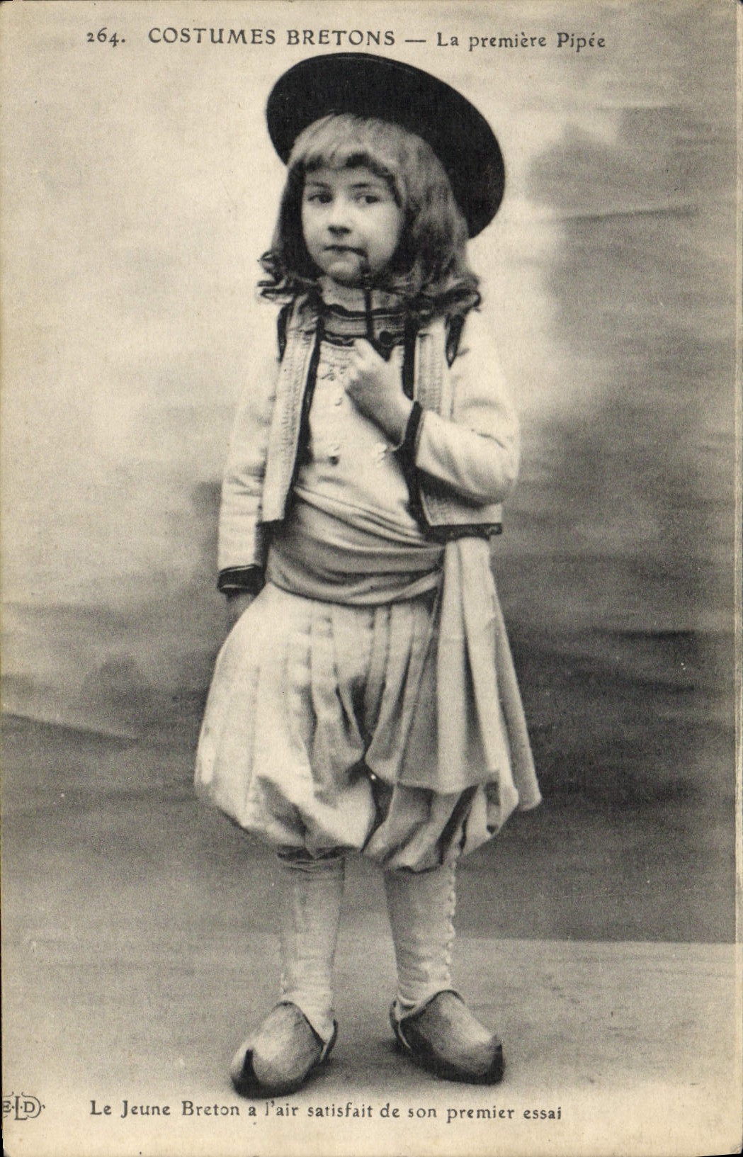 CPA Folklore Tabac Costumes bretons La premiere Pipe Enfant
