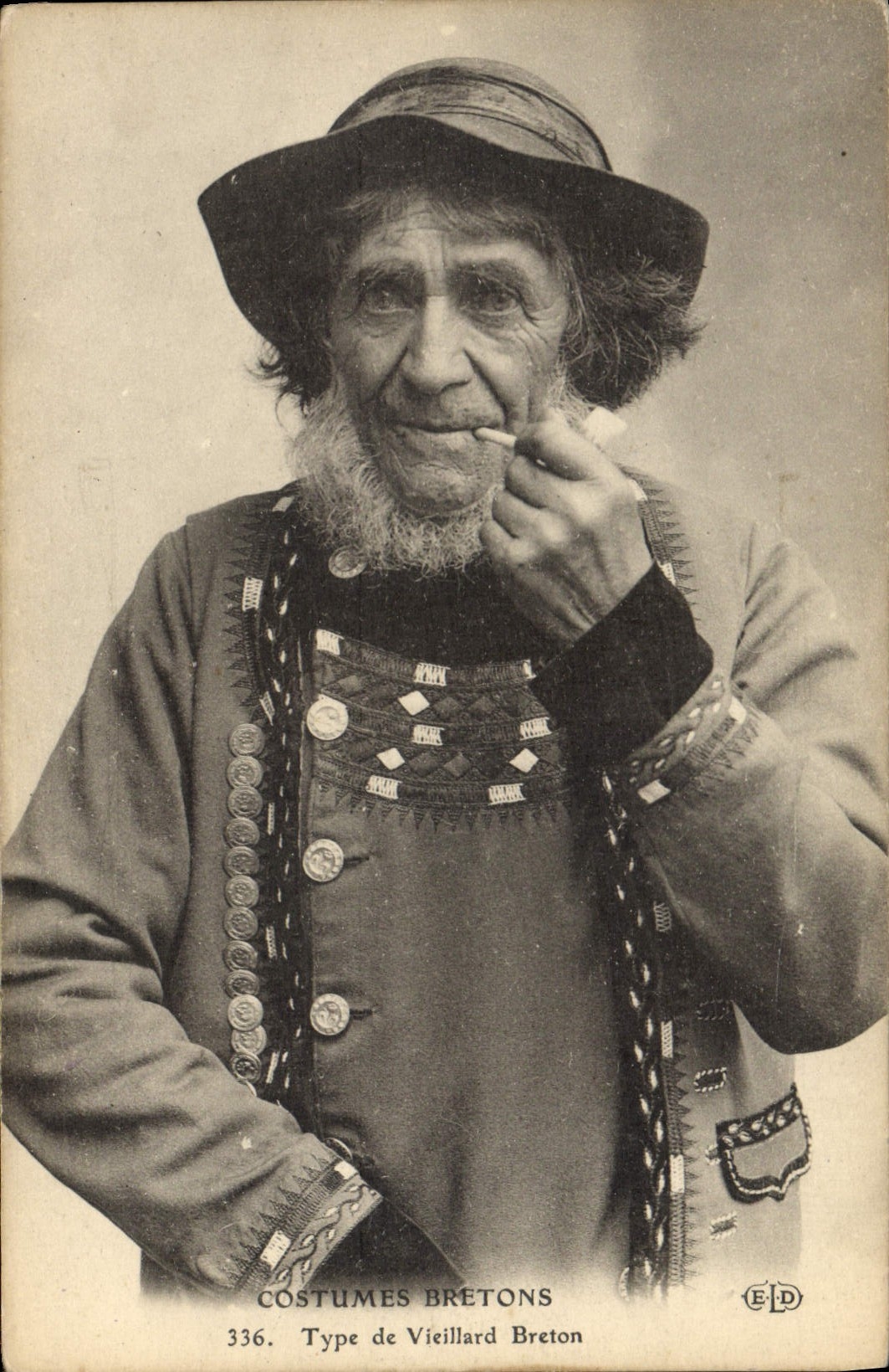 CPA Folklore Tabac Type de vieillard breton 