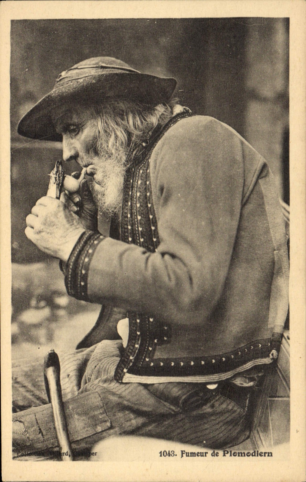 CPA Folklore Tabac Fumeur de Plomodiern