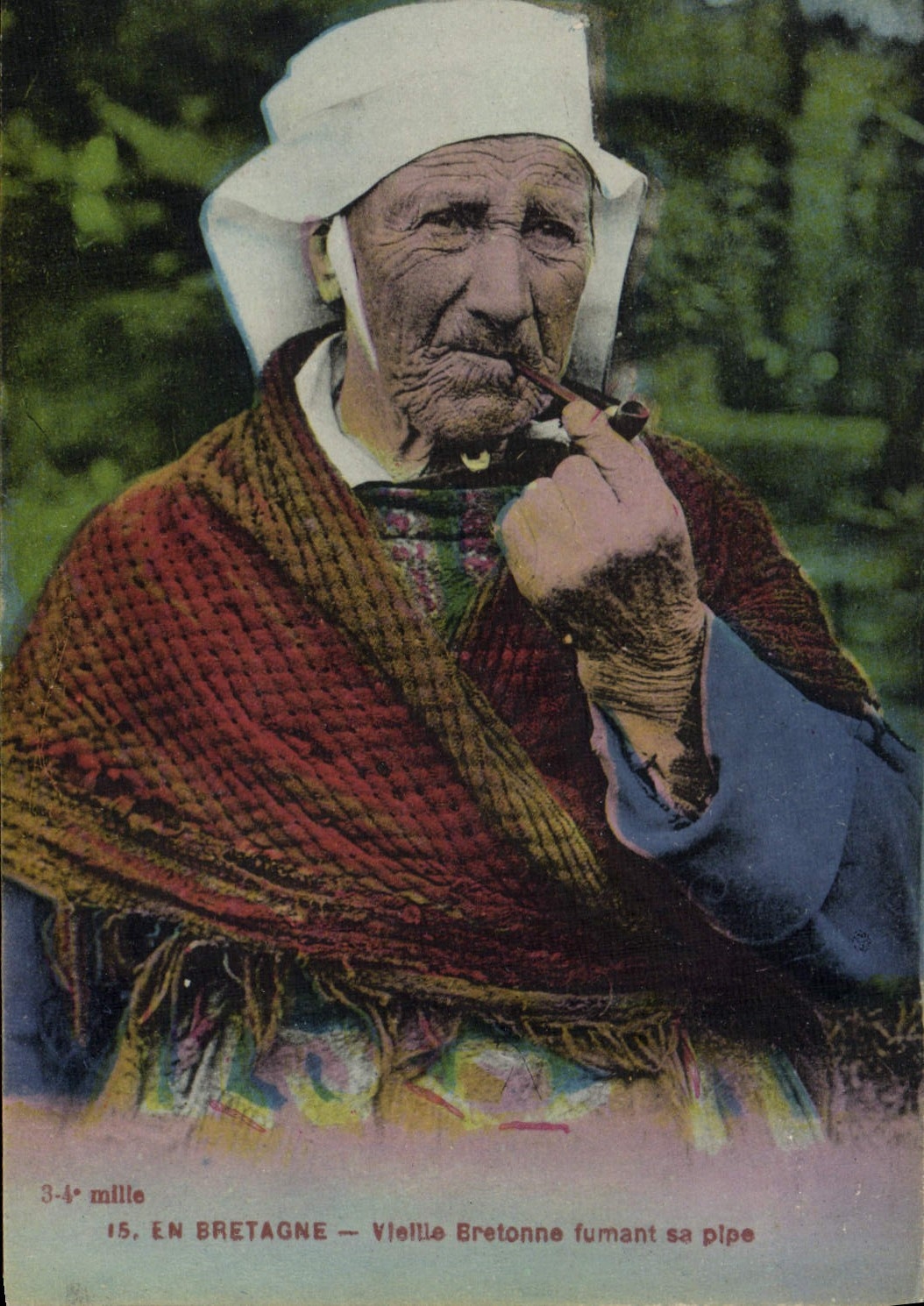 CPA Folklore Tabac Vieille bretonne fumant sa pipe