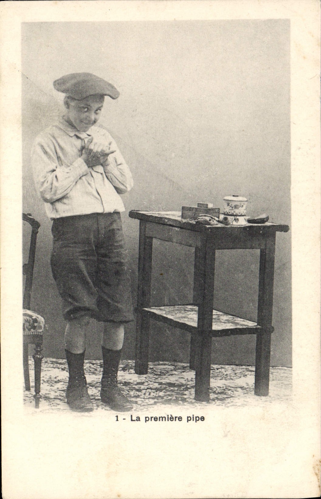 CPA Folklore Tabac Enfant La premiere pipe