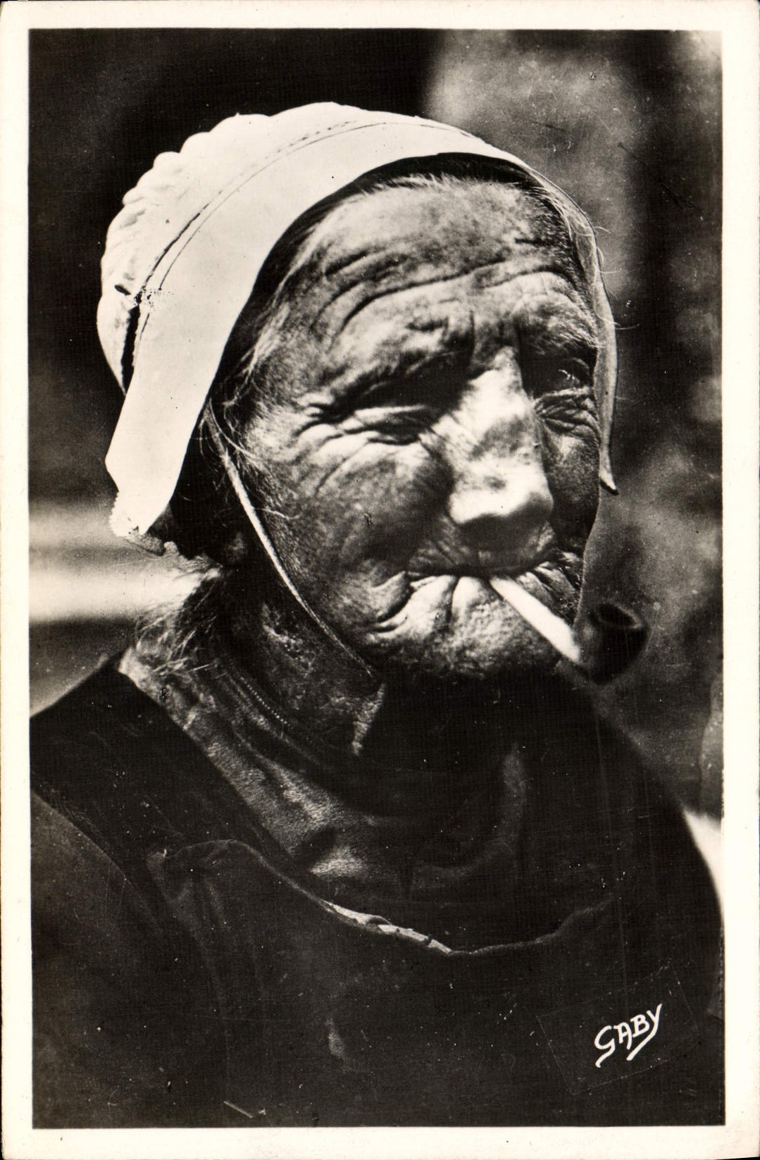 CPA Folklore Tabac Bretagne Vieille fumeuse de pipe